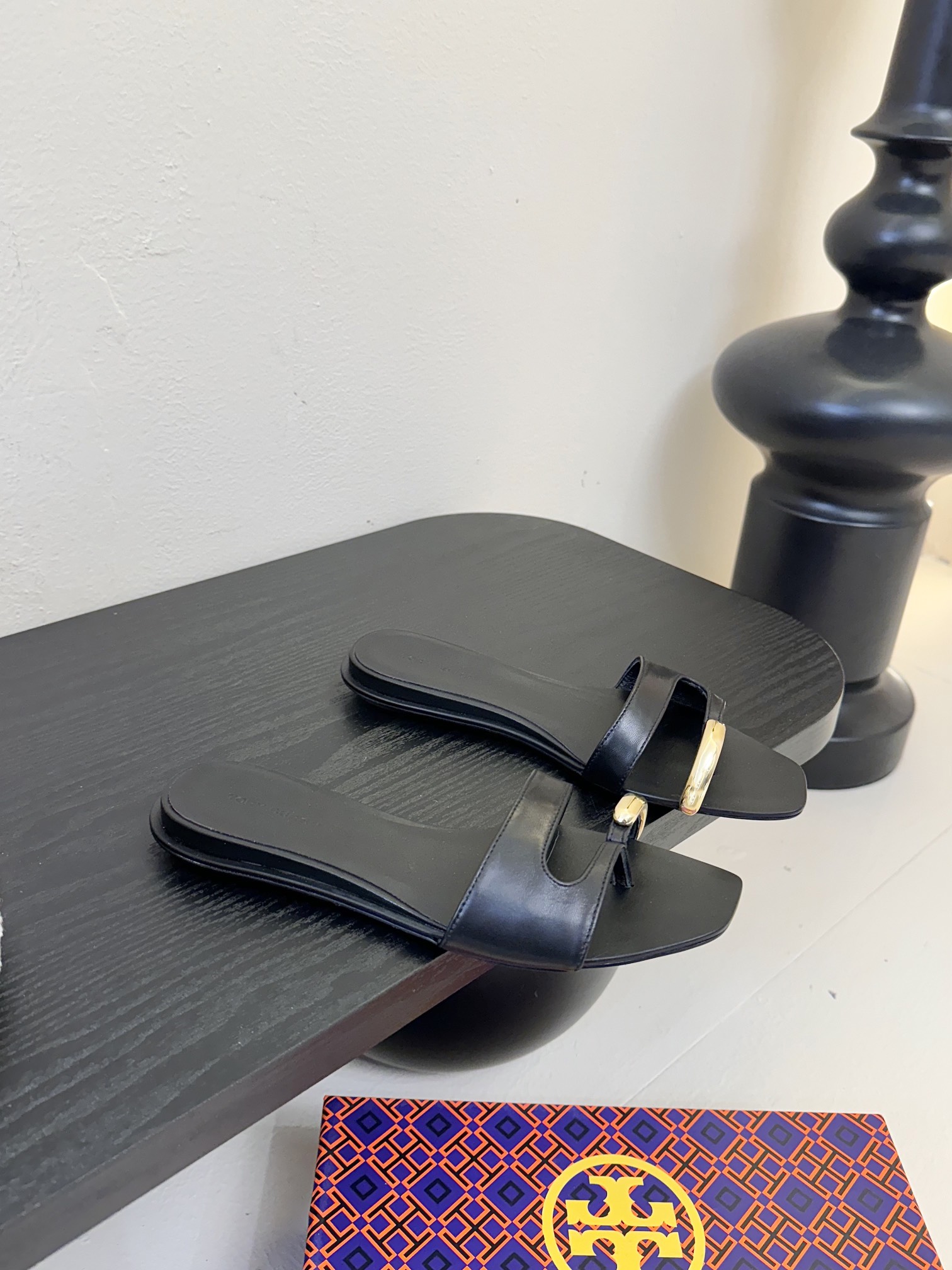 
ToryBurc*秀款鞋跟倒置于鞋底戒指拖鞋

这款拖鞋不仅时尚，它采用了倒置式的设计，将鞋跟倒置于鞋