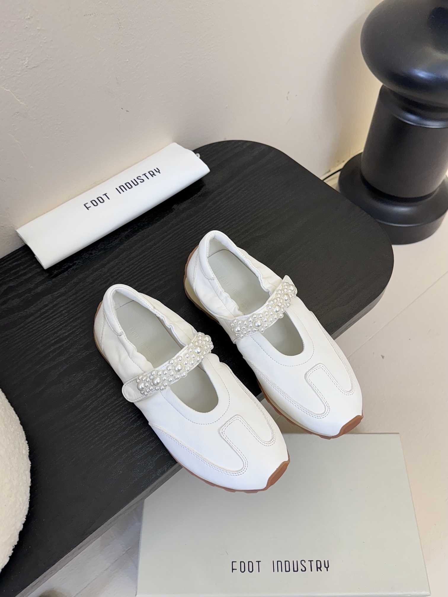
FOOT INDUSTRY  25ss 珍珠玛丽珍运动鞋

将复古慢跑鞋的舒适 性与玛丽珍鞋的少女美学