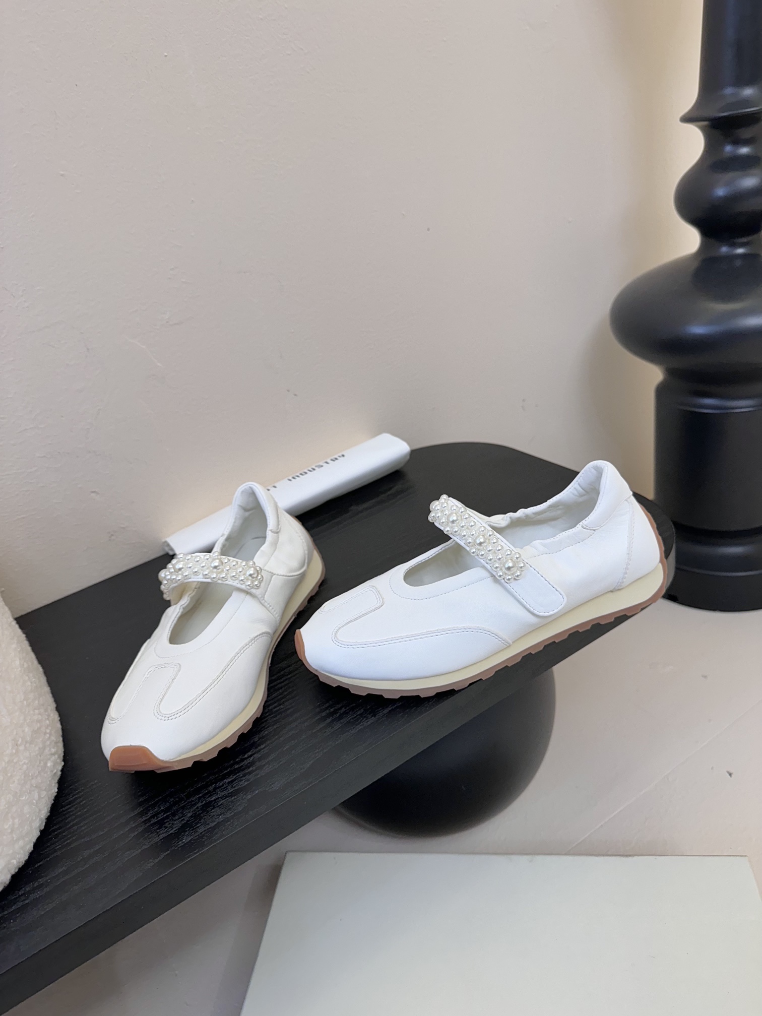 
FOOT INDUSTRY  25ss 珍珠玛丽珍运动鞋

将复古慢跑鞋的舒适 性与玛丽珍鞋的少女美学