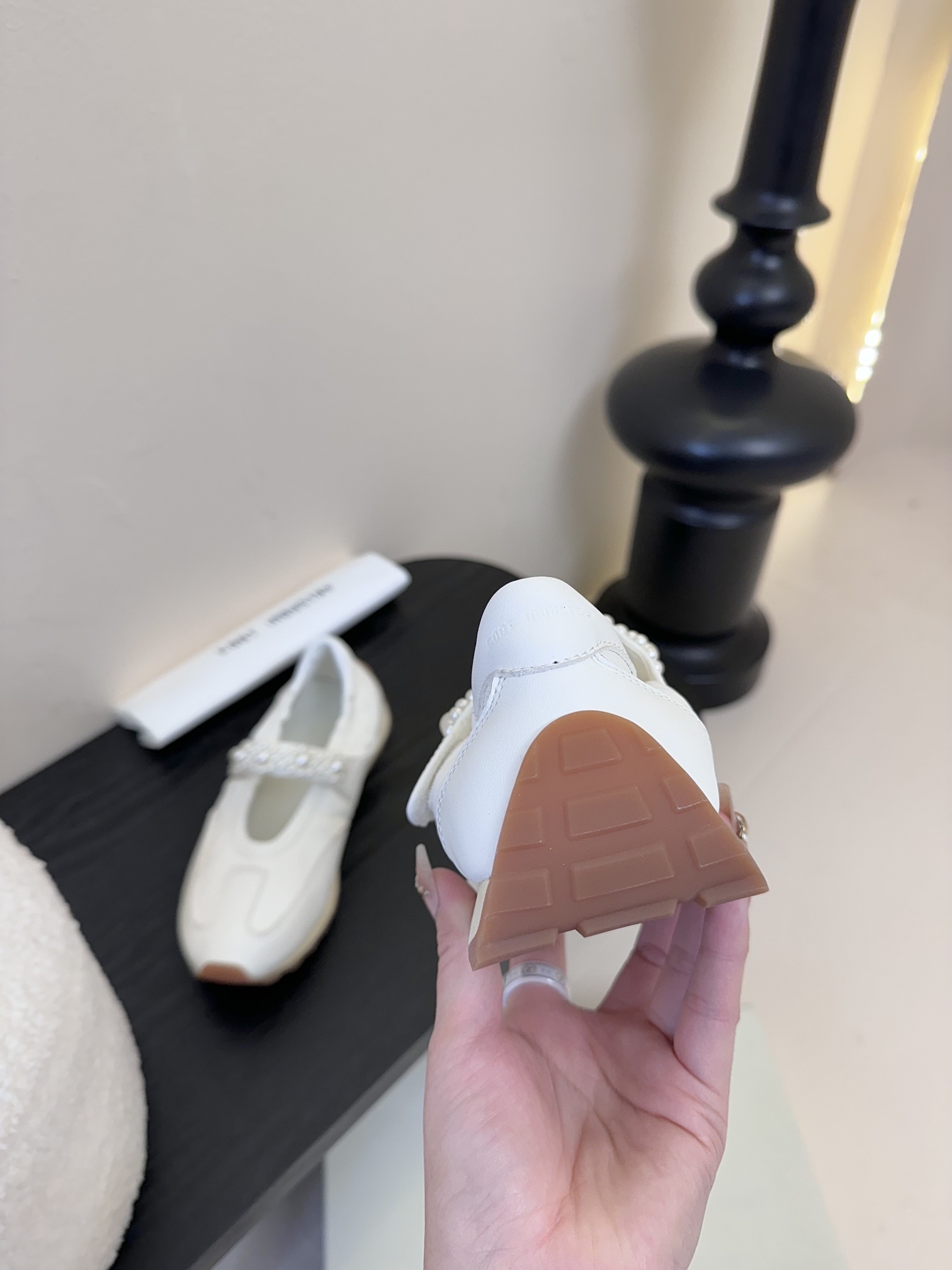 
FOOT INDUSTRY  25ss 珍珠玛丽珍运动鞋

将复古慢跑鞋的舒适 性与玛丽珍鞋的少女美学