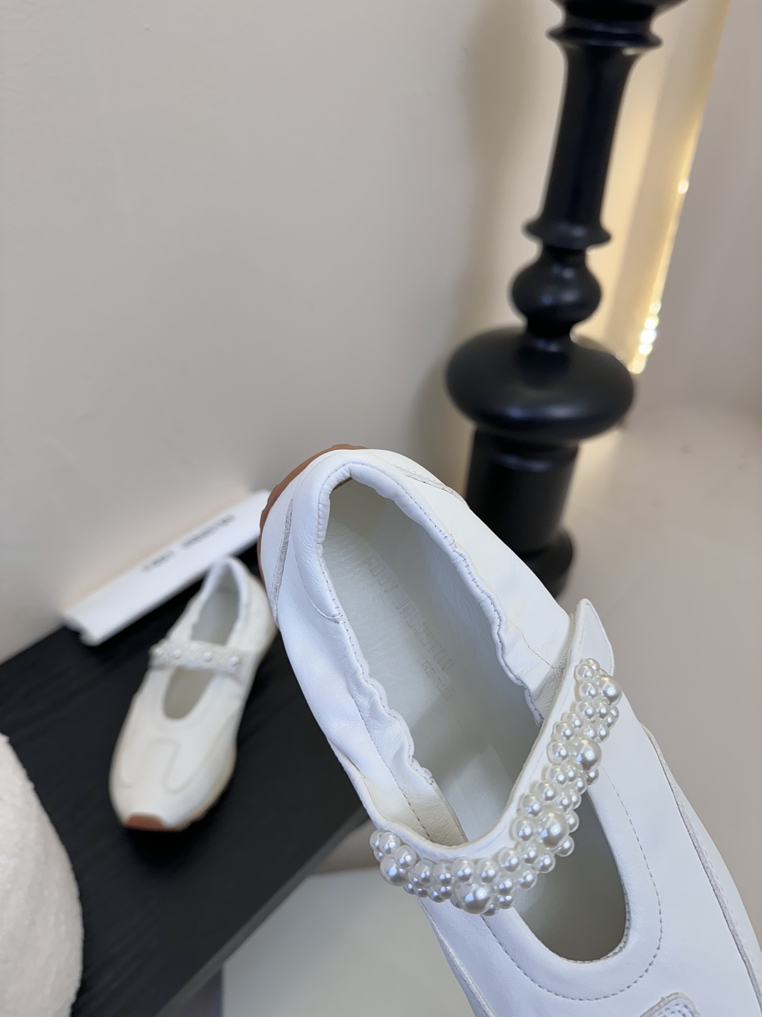 
FOOT INDUSTRY  25ss 珍珠玛丽珍运动鞋

将复古慢跑鞋的舒适 性与玛丽珍鞋的少女美学