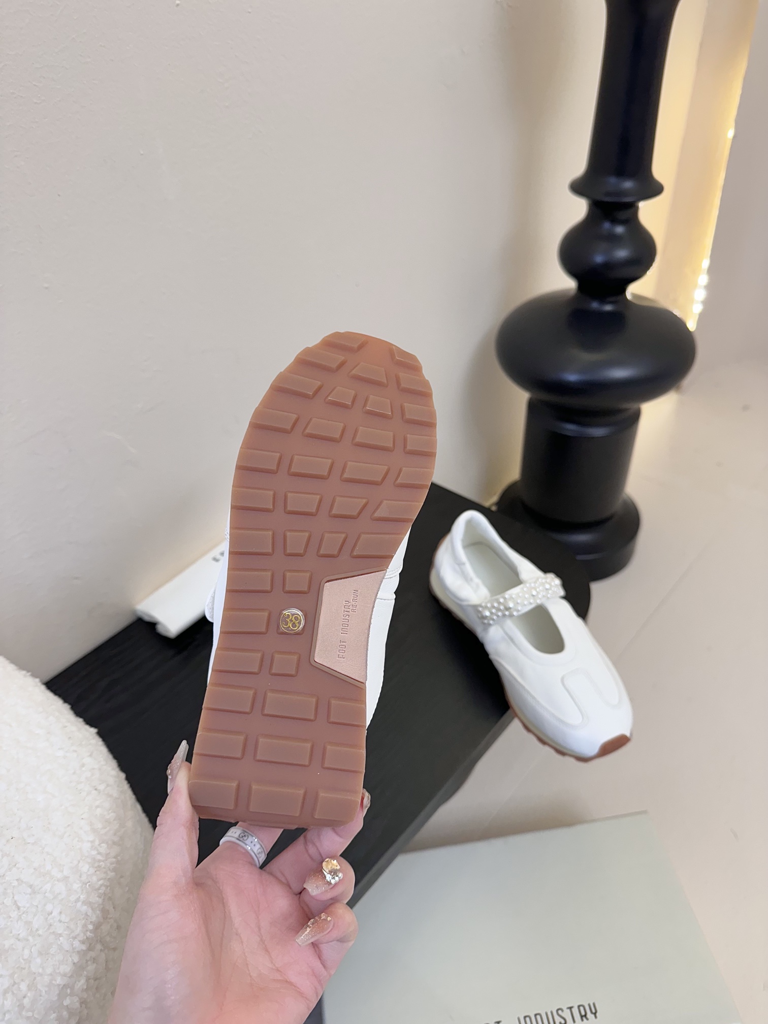 
FOOT INDUSTRY  25ss 珍珠玛丽珍运动鞋

将复古慢跑鞋的舒适 性与玛丽珍鞋的少女美学