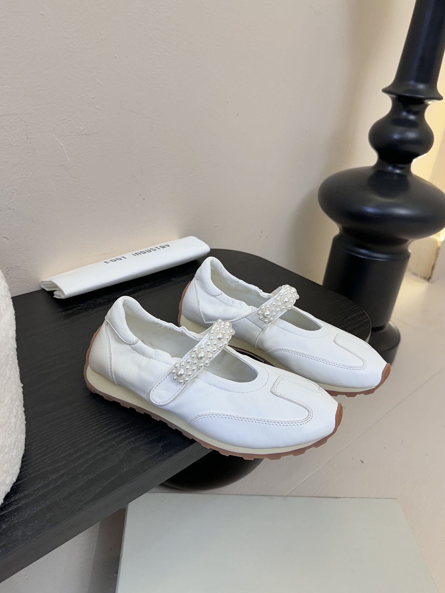 
FOOT INDUSTRY  25ss 珍珠玛丽珍运动鞋

将复古慢跑鞋的舒适 性与玛丽珍鞋的少女美学