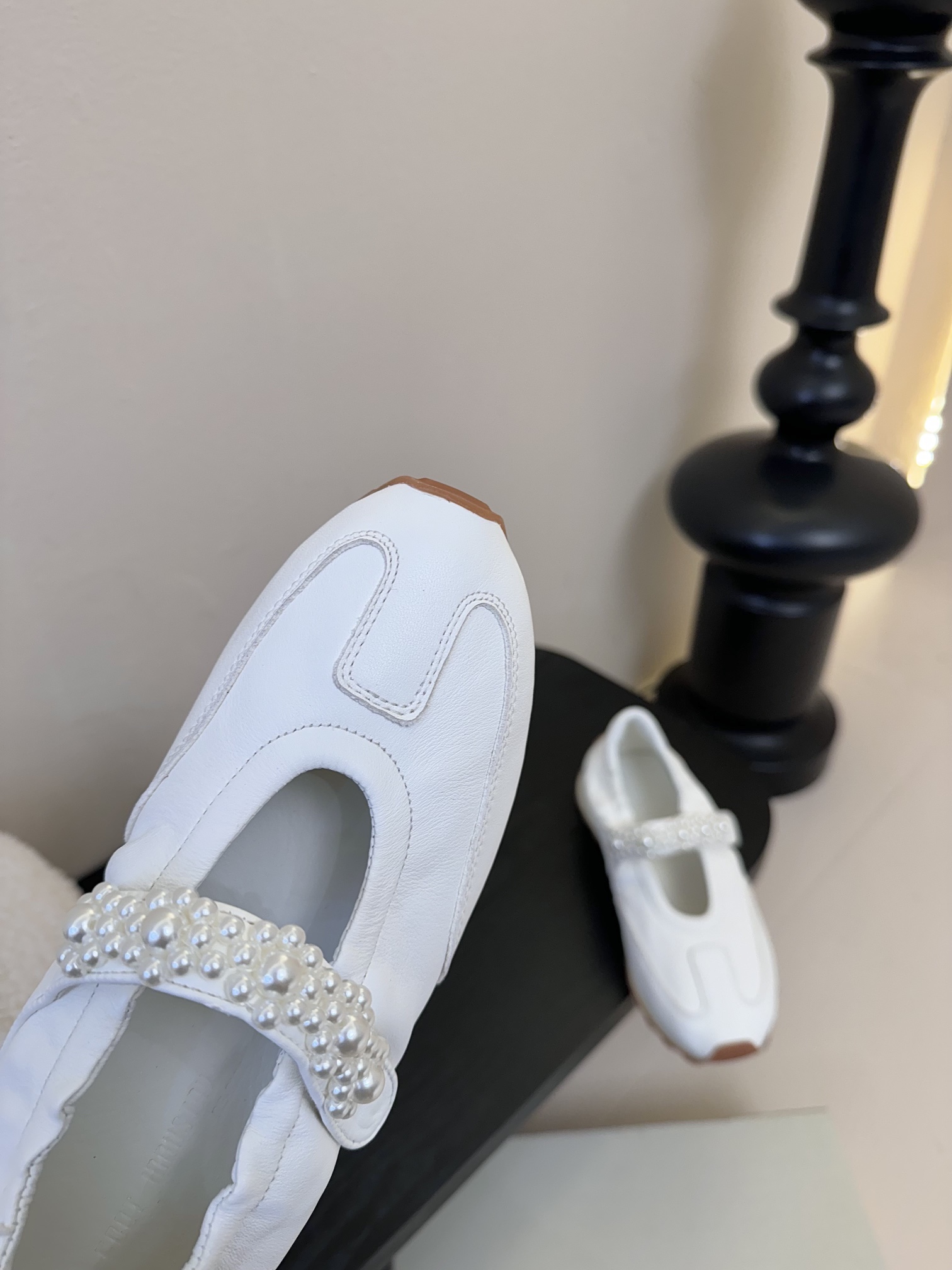 
FOOT INDUSTRY  25ss 珍珠玛丽珍运动鞋

将复古慢跑鞋的舒适 性与玛丽珍鞋的少女美学