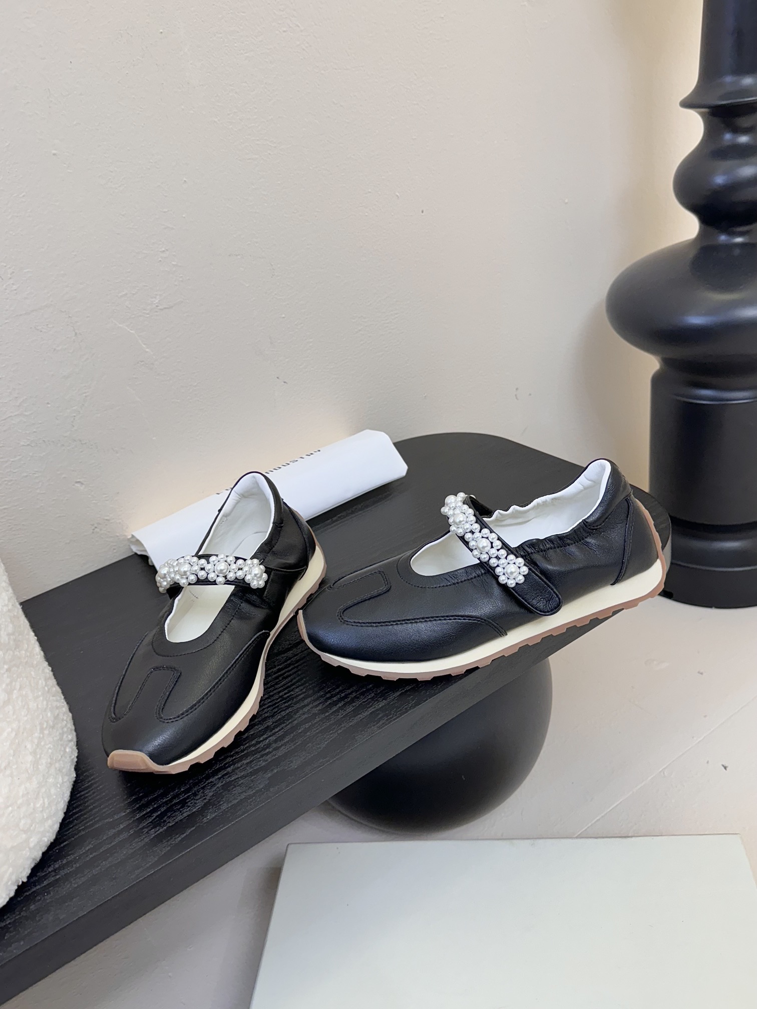 
FOOT INDUSTRY  25ss 珍珠玛丽珍运动鞋

将复古慢跑鞋的舒适 性与玛丽珍鞋的少女美学