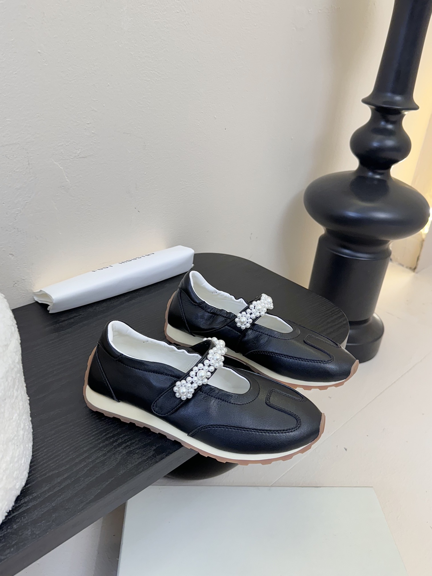 
FOOT INDUSTRY  25ss 珍珠玛丽珍运动鞋

将复古慢跑鞋的舒适 性与玛丽珍鞋的少女美学
