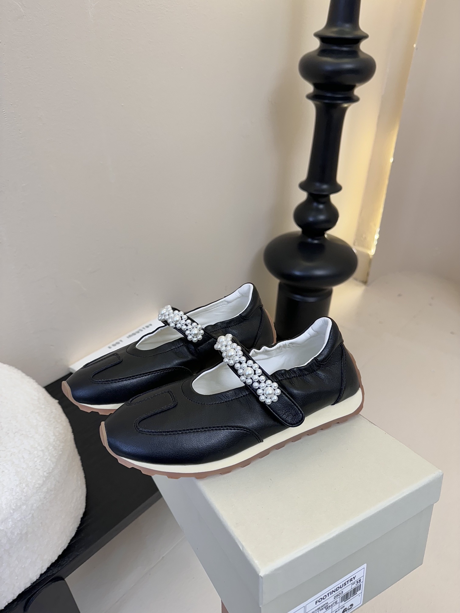 
FOOT INDUSTRY  25ss 珍珠玛丽珍运动鞋

将复古慢跑鞋的舒适 性与玛丽珍鞋的少女美学