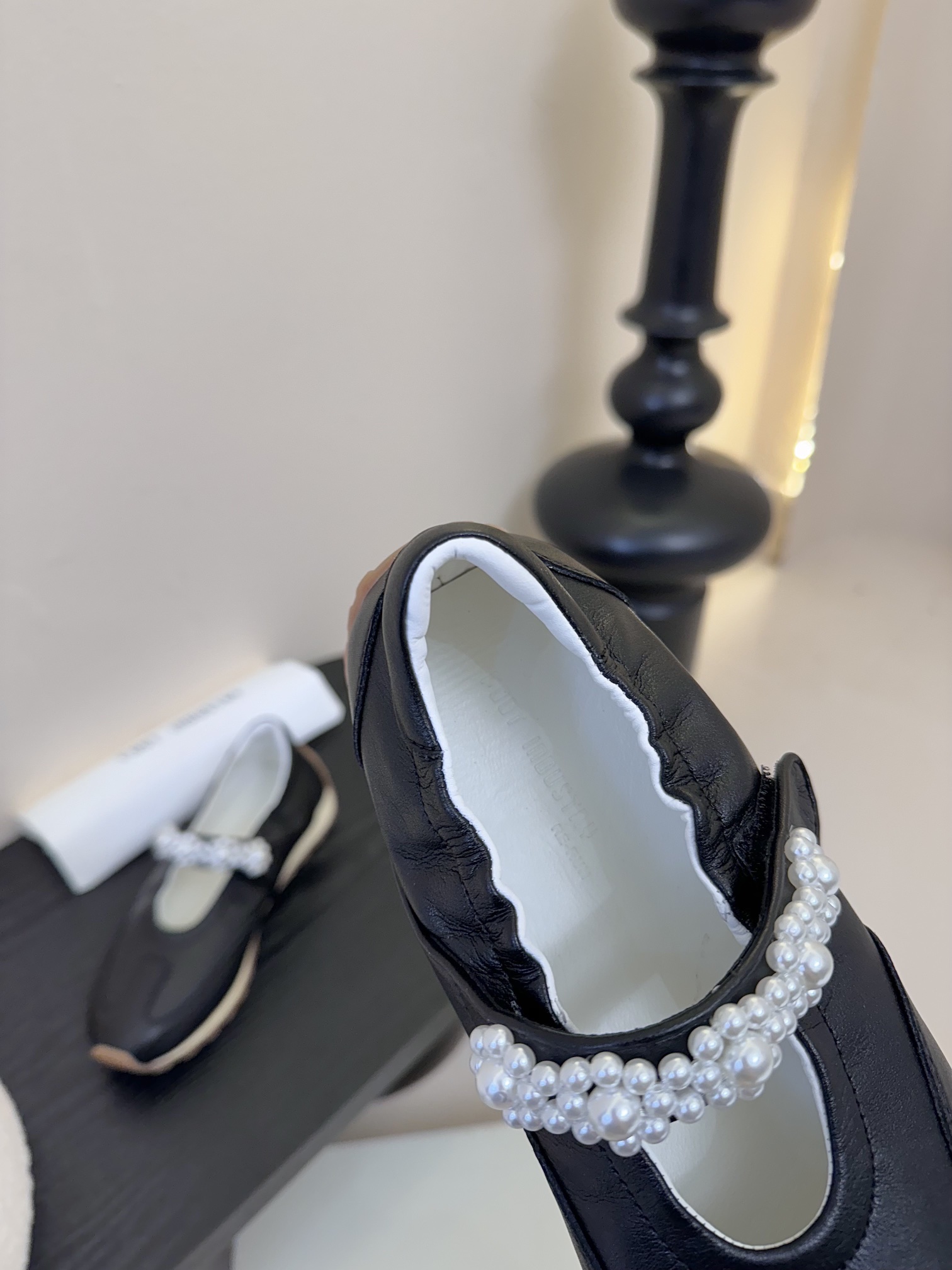 
FOOT INDUSTRY  25ss 珍珠玛丽珍运动鞋

将复古慢跑鞋的舒适 性与玛丽珍鞋的少女美学