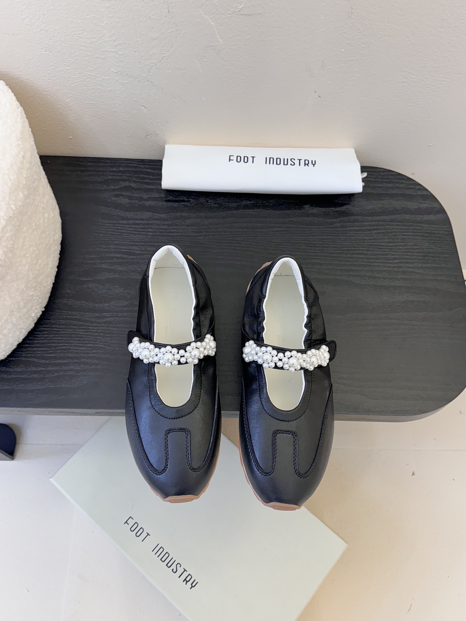 
FOOT INDUSTRY  25ss 珍珠玛丽珍运动鞋

将复古慢跑鞋的舒适 性与玛丽珍鞋的少女美学