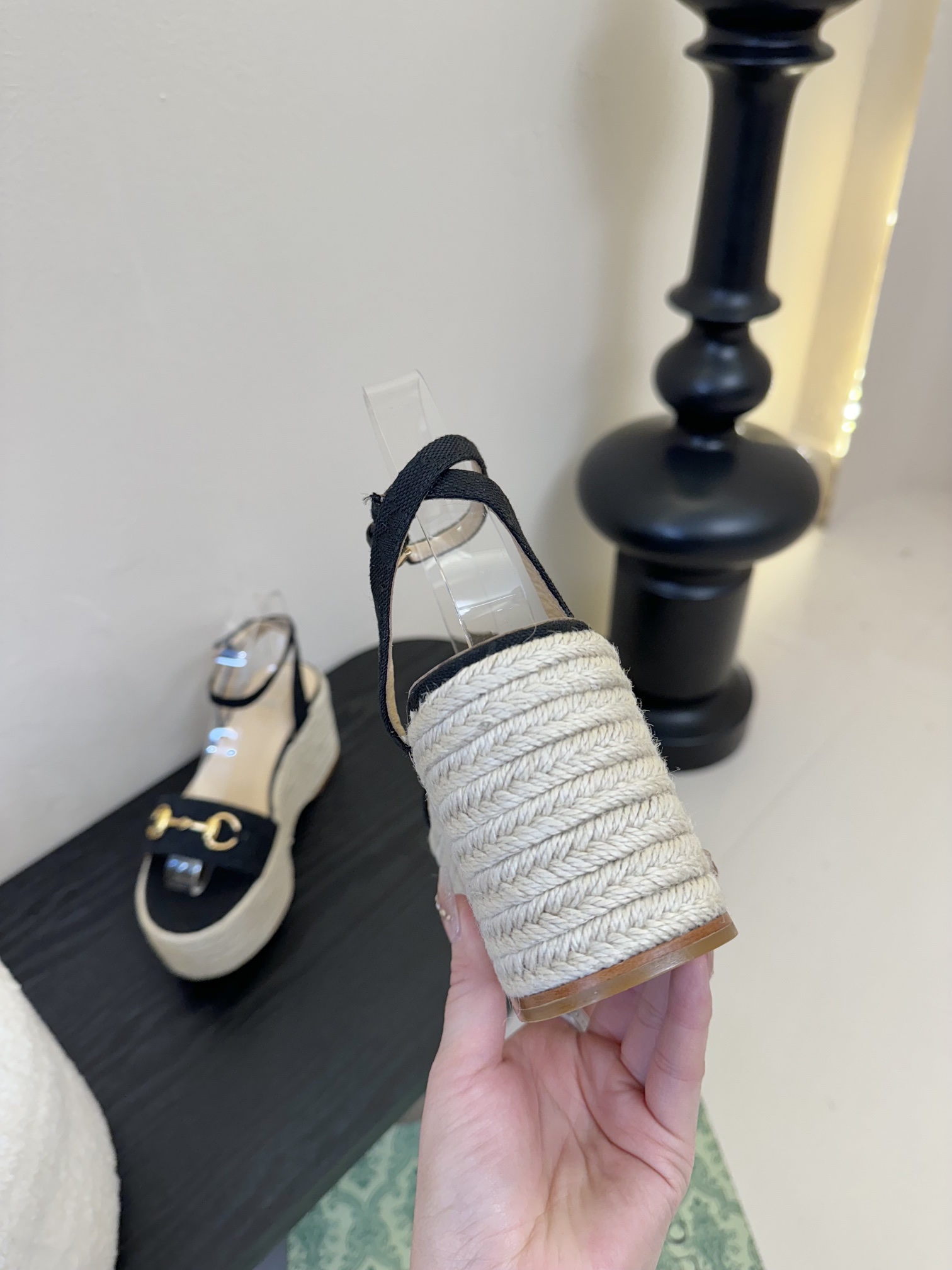 
GuccI古驰
经典双G钻扣老花厚底凉鞋系列
鞋面：品牌布料
内里：羊皮
大底：真皮大底
Size：3