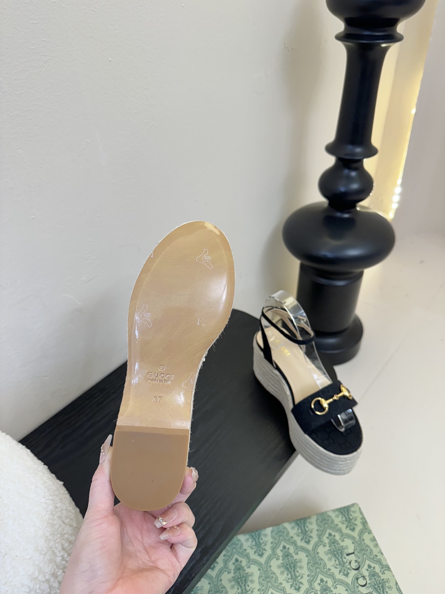 
GuccI古驰
经典双G钻扣老花厚底凉鞋系列
鞋面：品牌布料
内里：羊皮
大底：真皮大底
Size：3