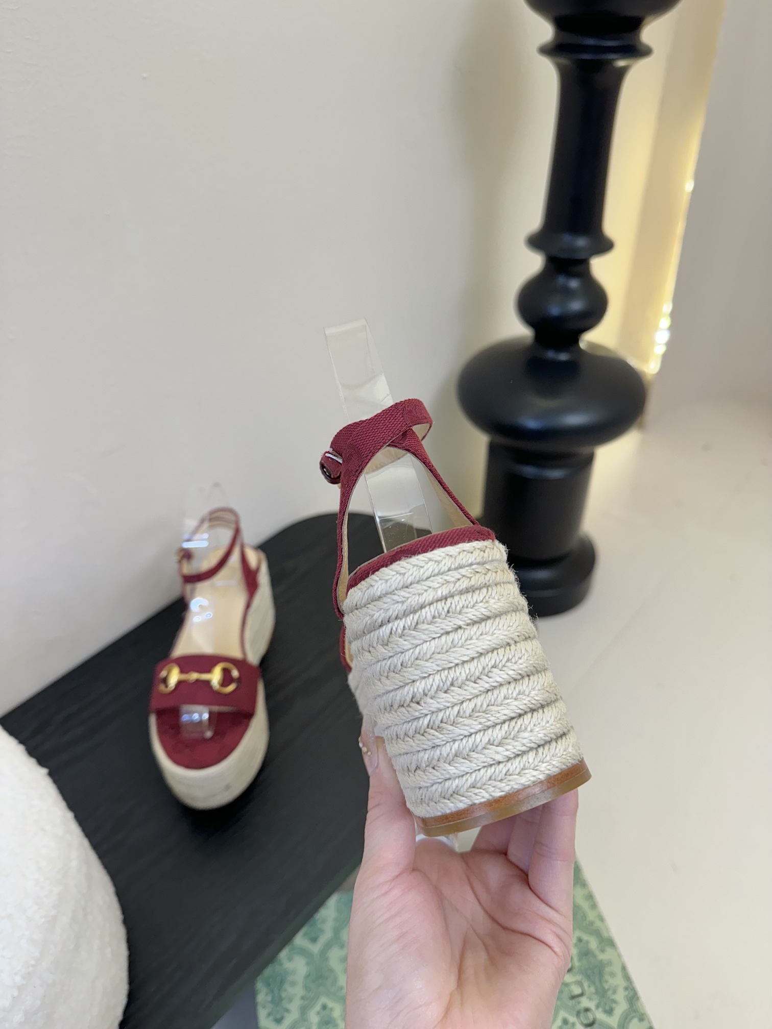 
GuccI古驰
经典双G钻扣老花厚底凉鞋系列
鞋面：品牌布料
内里：羊皮
大底：真皮大底
Size：3