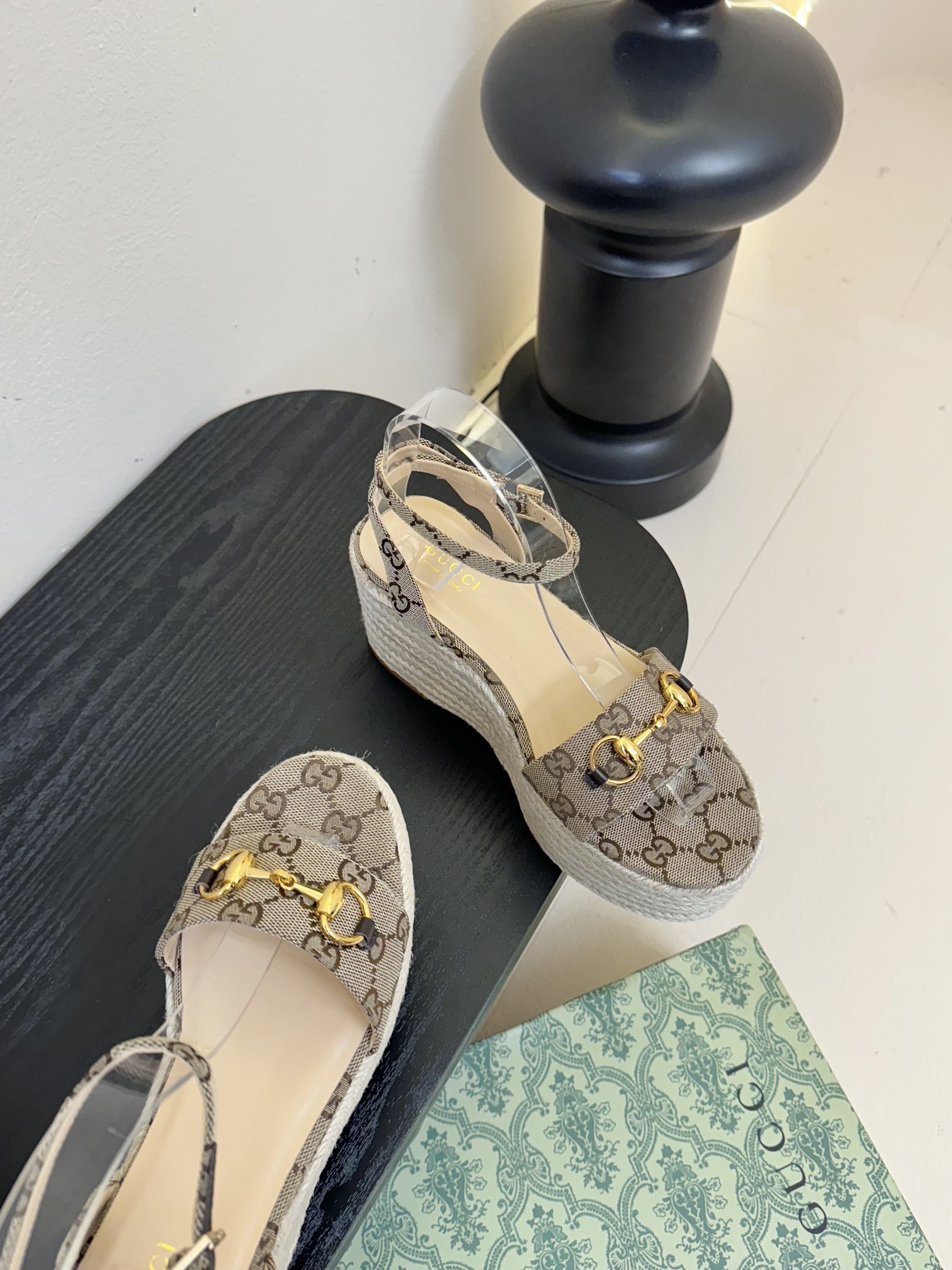 
GuccI古驰
经典双G钻扣老花厚底凉鞋系列
鞋面：品牌布料
内里：羊皮
大底：真皮大底
Size：3