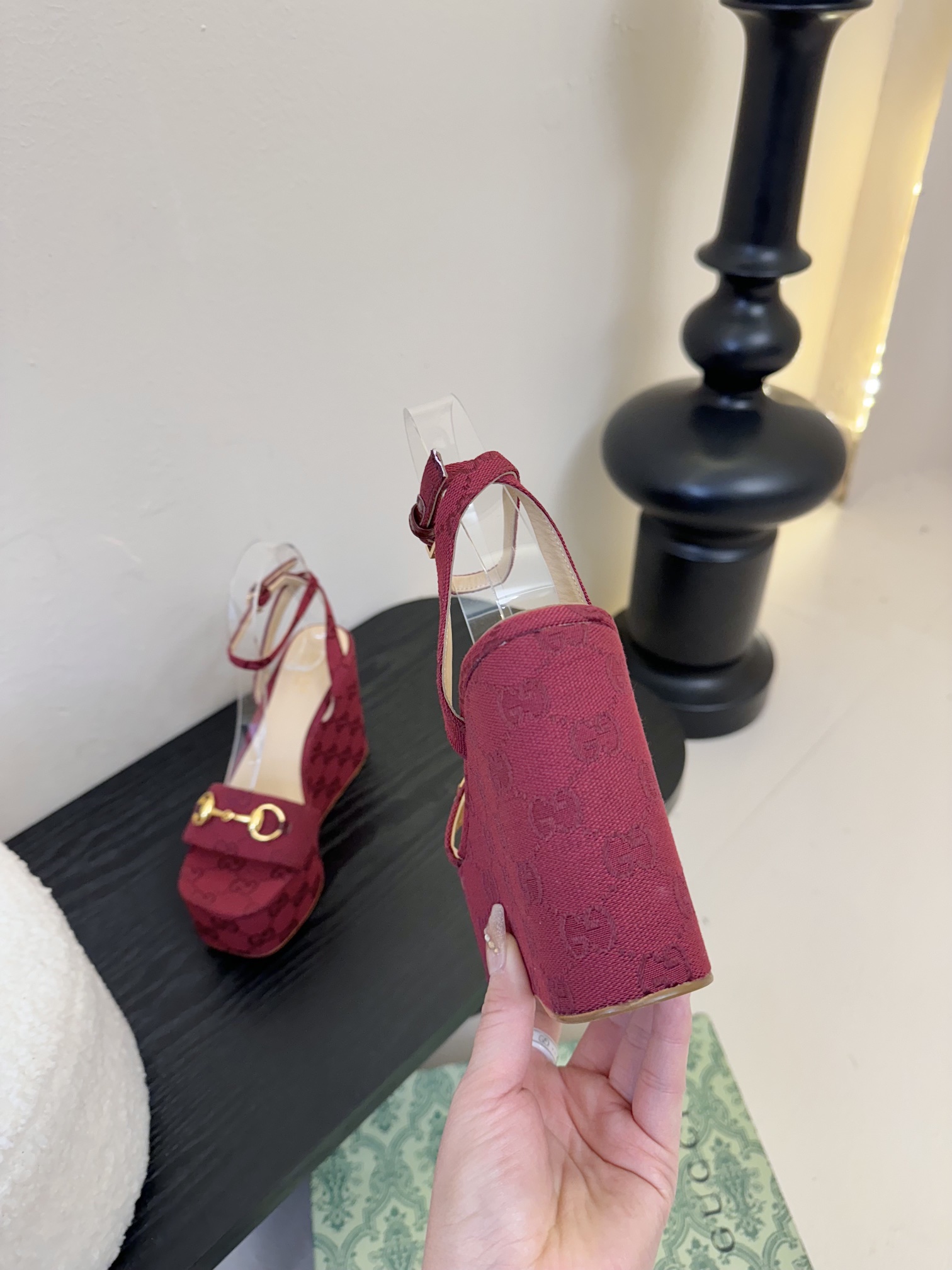 
GuccI古驰
经典双G钻扣老花厚底凉鞋系列
鞋面：品牌布料
内里：羊皮
大底：真皮大底
Size：3