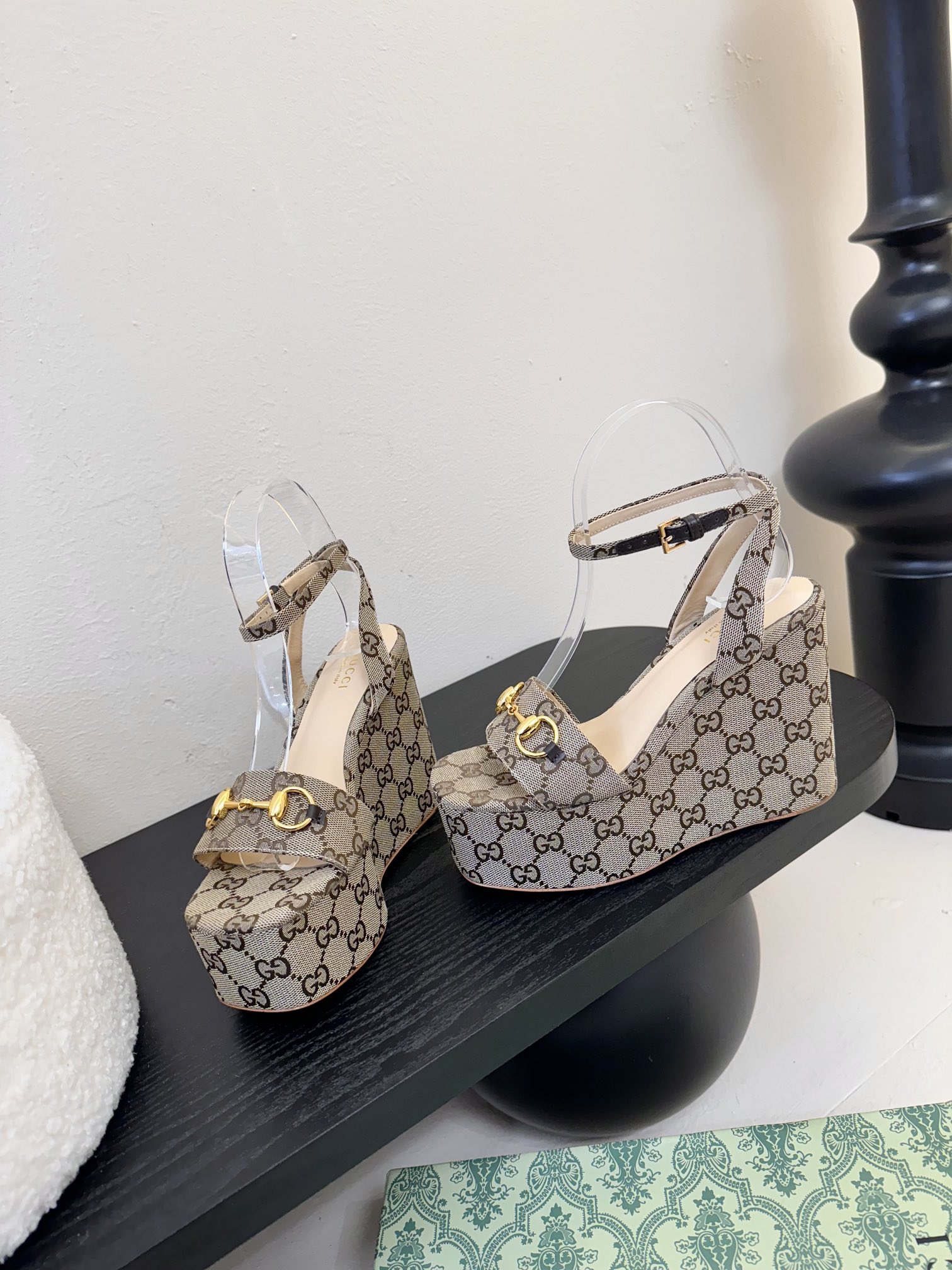 
GuccI古驰
经典双G钻扣老花厚底凉鞋系列
鞋面：品牌布料
内里：羊皮
大底：真皮大底
Size：3