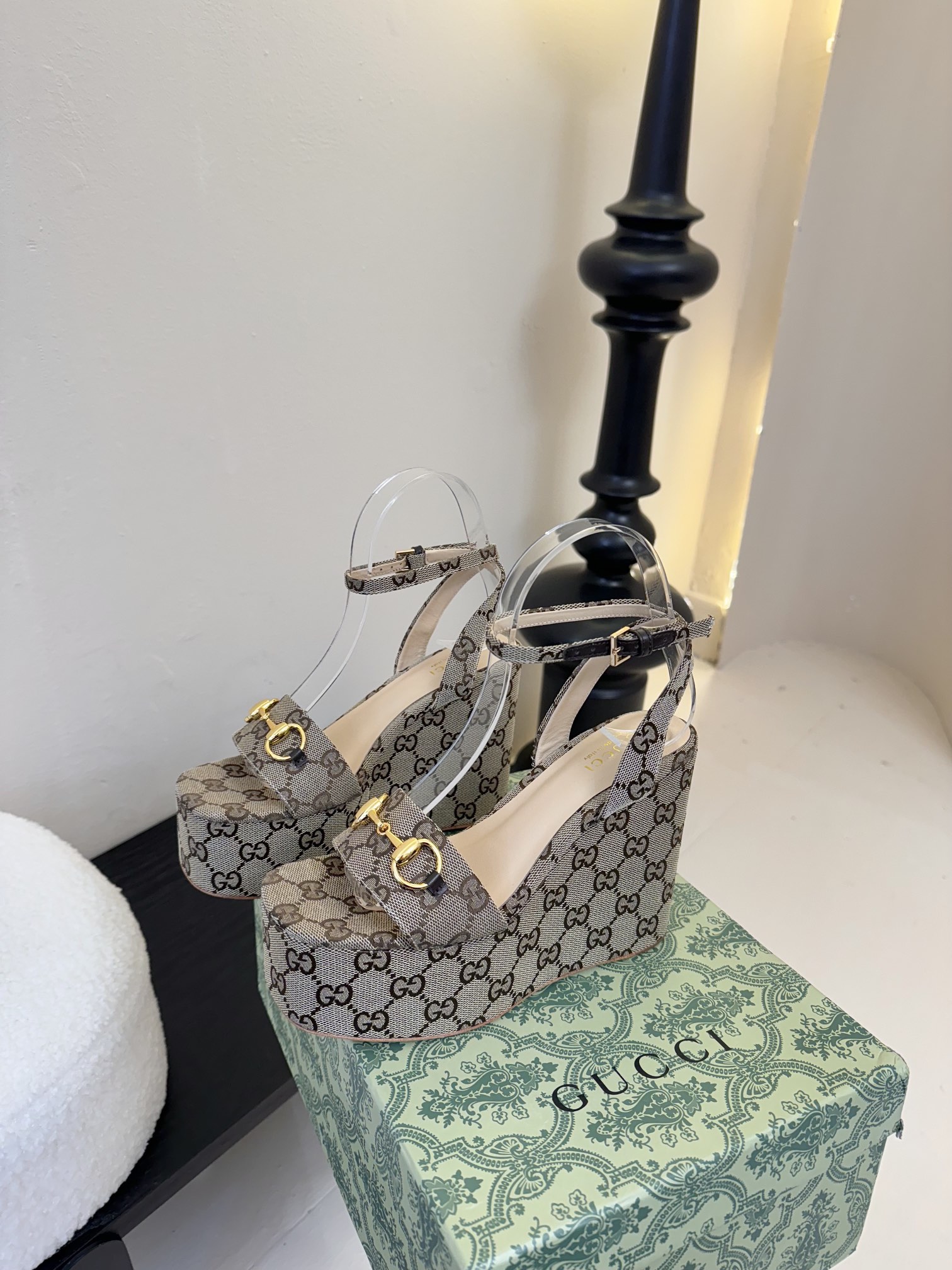 
GuccI古驰
经典双G钻扣老花厚底凉鞋系列
鞋面：品牌布料
内里：羊皮
大底：真皮大底
Size：3