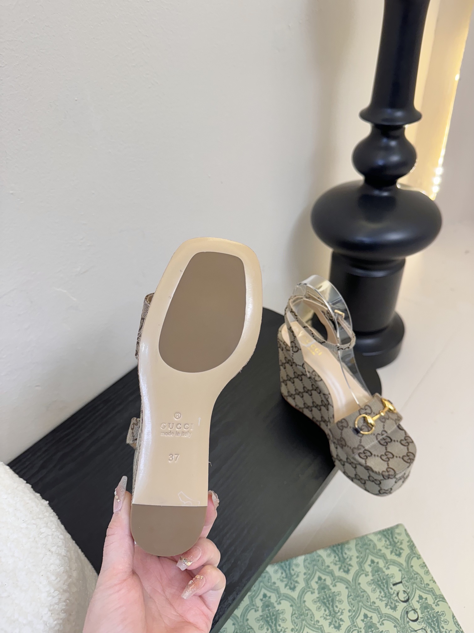 
GuccI古驰
经典双G钻扣老花厚底凉鞋系列
鞋面：品牌布料
内里：羊皮
大底：真皮大底
Size：3