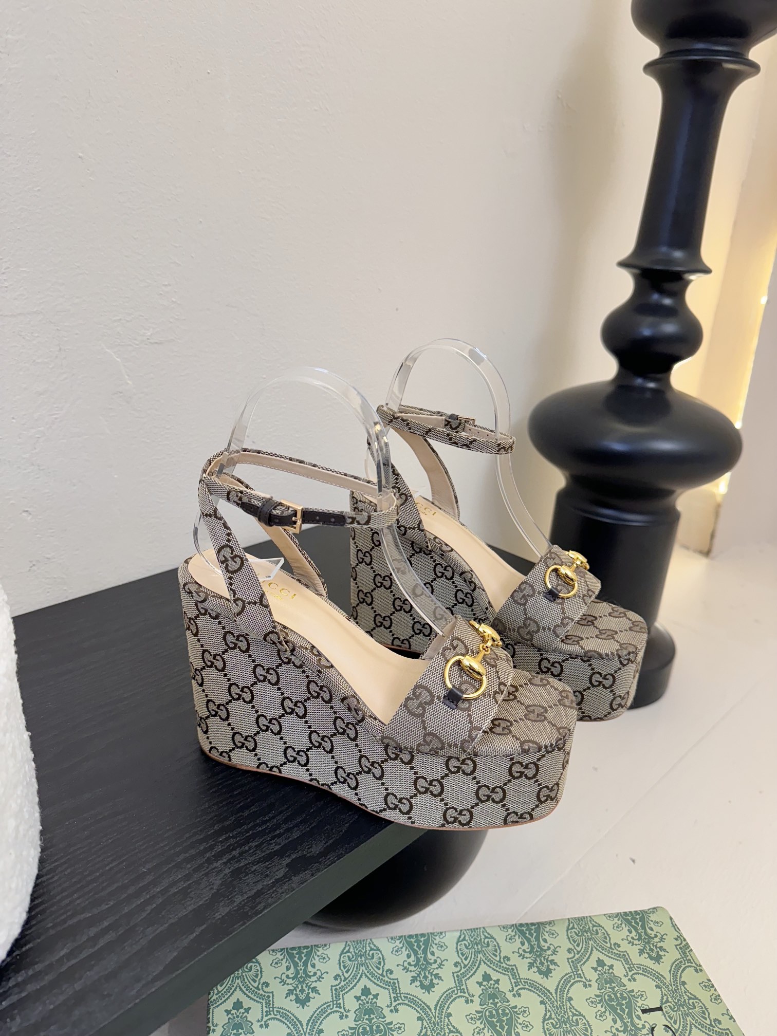 
GuccI古驰
经典双G钻扣老花厚底凉鞋系列
鞋面：品牌布料
内里：羊皮
大底：真皮大底
Size：3