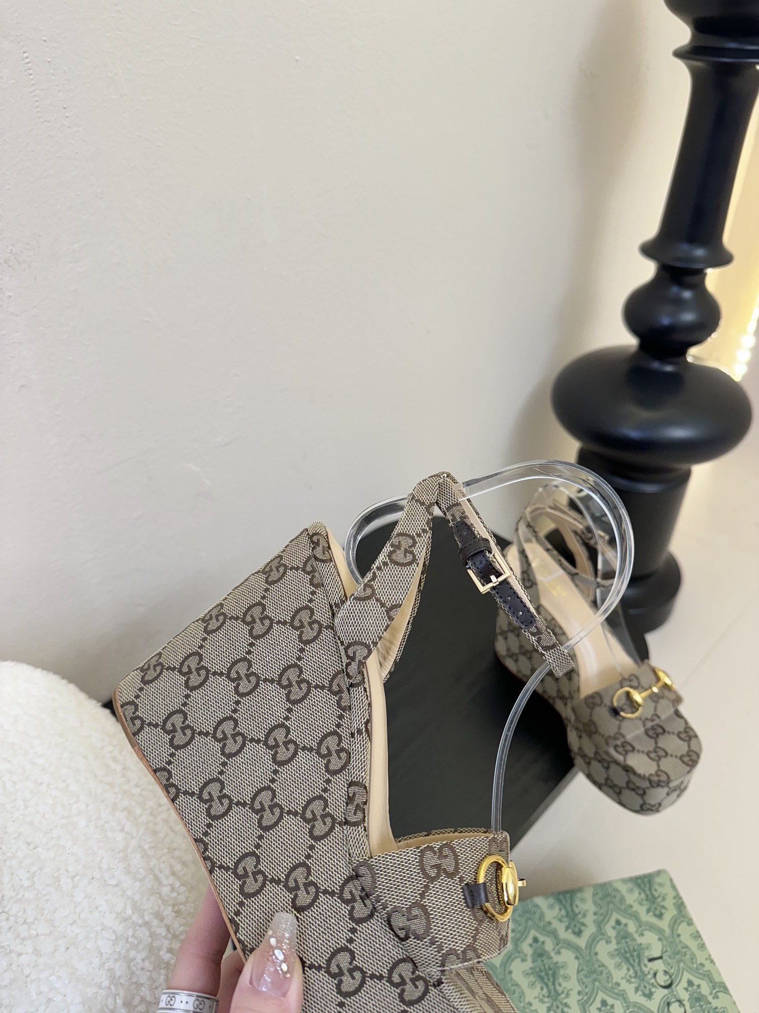 
GuccI古驰
经典双G钻扣老花厚底凉鞋系列
鞋面：品牌布料
内里：羊皮
大底：真皮大底
Size：3