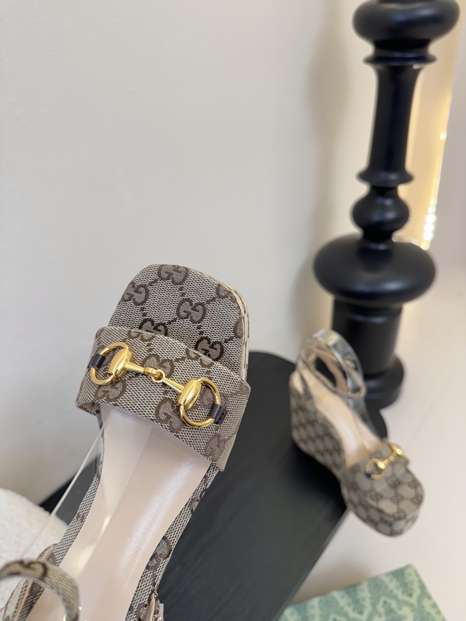 
GuccI古驰
经典双G钻扣老花厚底凉鞋系列
鞋面：品牌布料
内里：羊皮
大底：真皮大底
Size：3