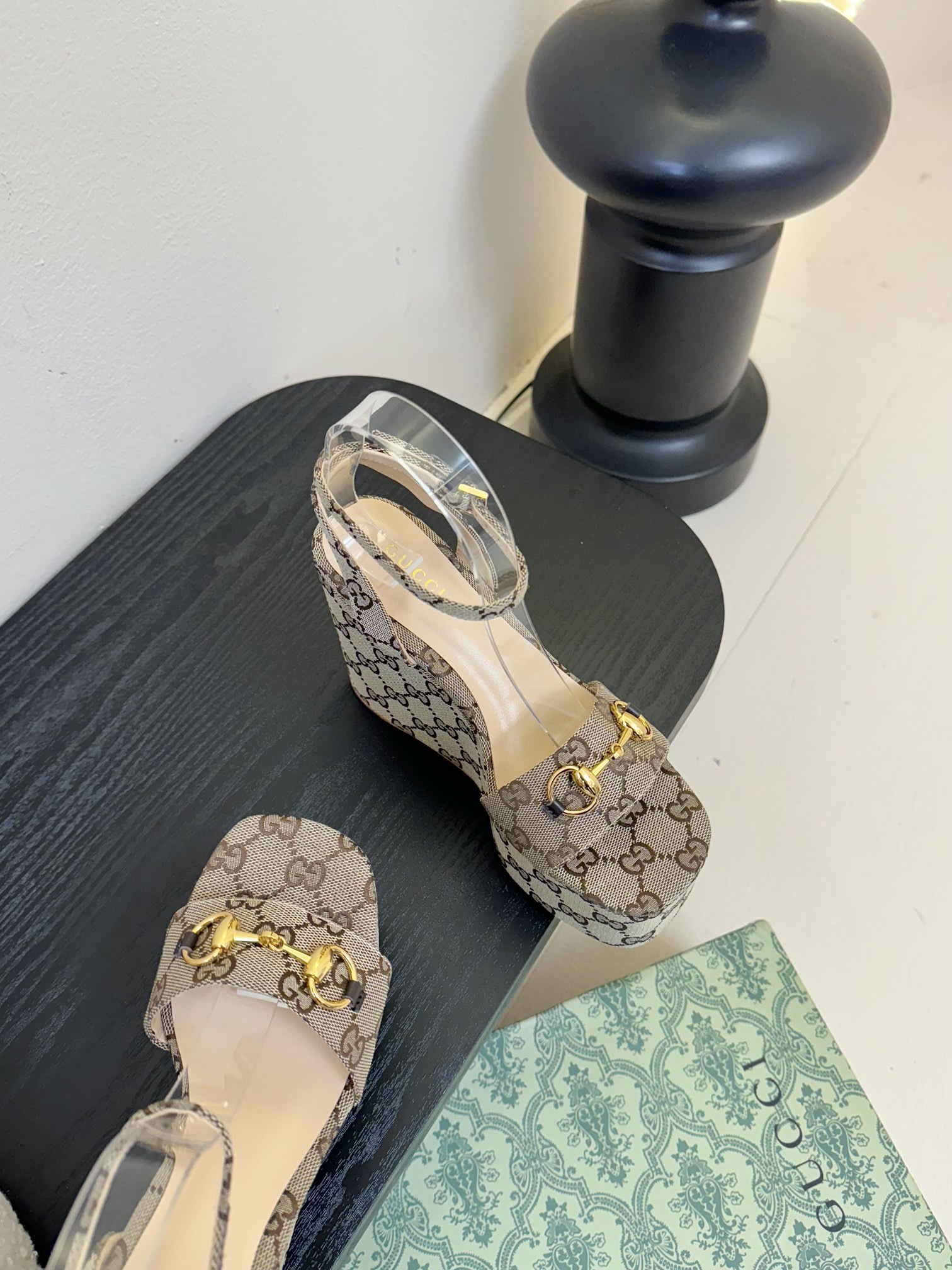 
GuccI古驰
经典双G钻扣老花厚底凉鞋系列
鞋面：品牌布料
内里：羊皮
大底：真皮大底
Size：3