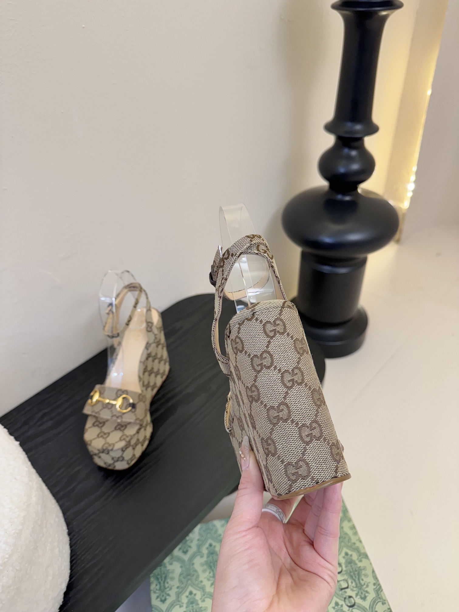
GuccI古驰
经典双G钻扣老花厚底凉鞋系列
鞋面：品牌布料
内里：羊皮
大底：真皮大底
Size：3