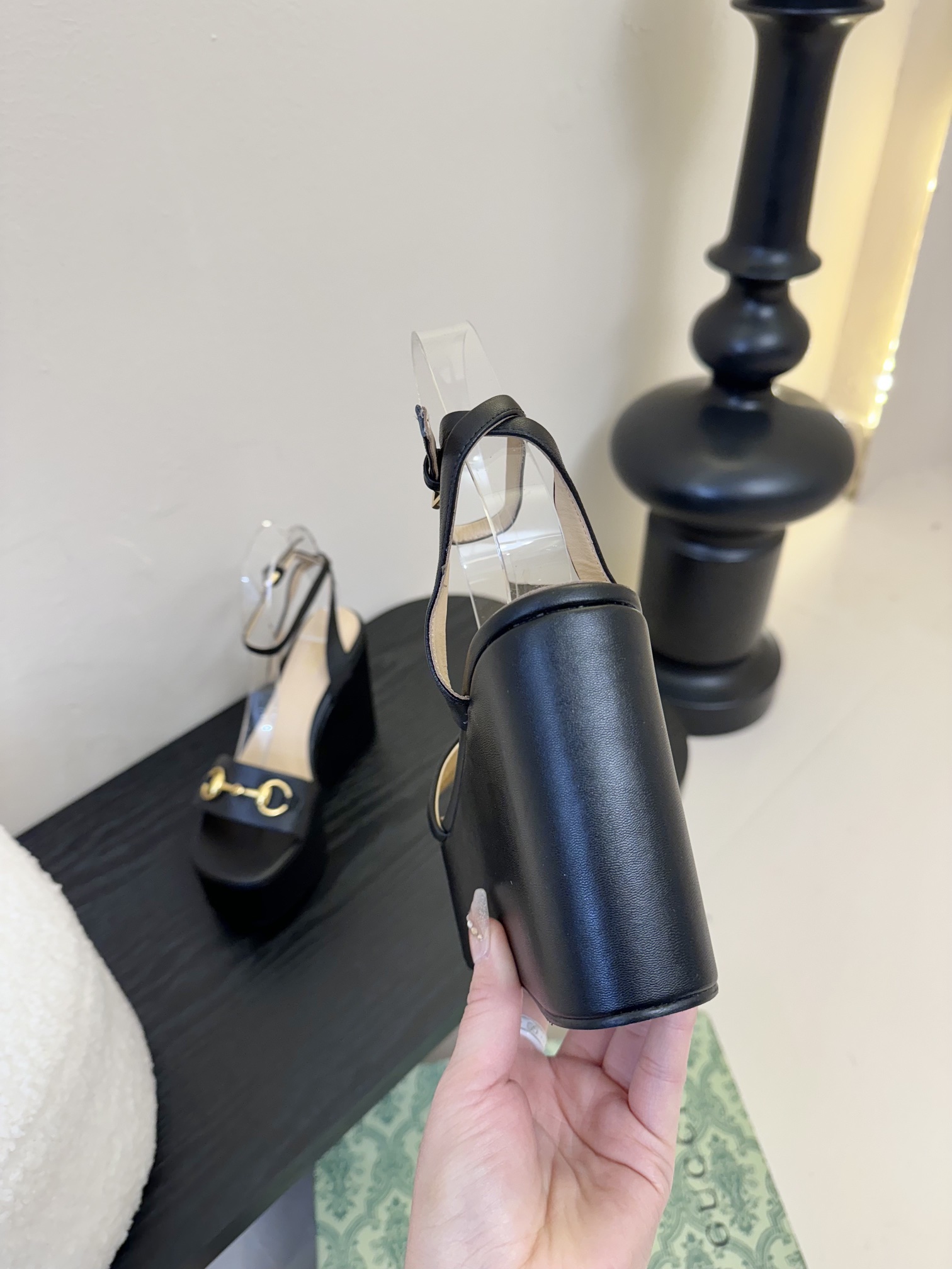 
GuccI古驰
经典双G钻扣老花厚底凉鞋系列
鞋面：品牌布料
内里：羊皮
大底：真皮大底
Size：3