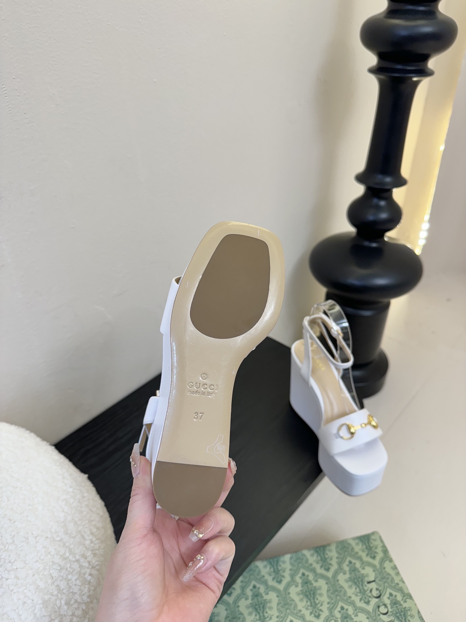 
GuccI古驰
经典双G钻扣老花厚底凉鞋系列
鞋面：品牌布料
内里：羊皮
大底：真皮大底
Size：3