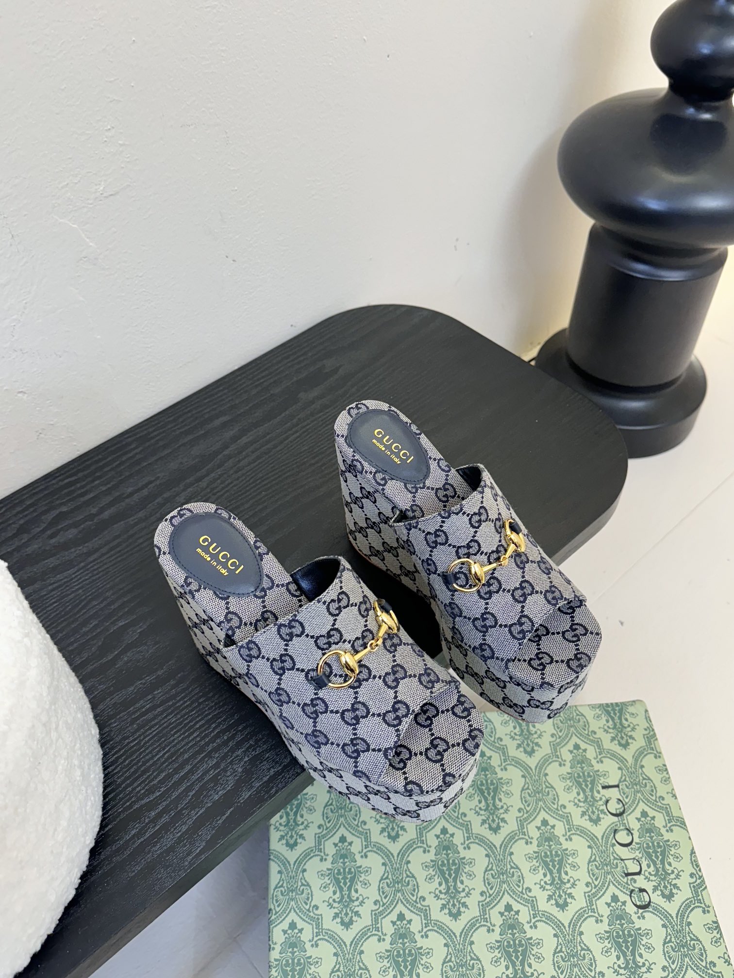 
GuccI古驰
经典双G钻扣老花厚底凉鞋系列
鞋面：品牌布料
内里：羊皮
大底：真皮大底
Size：3