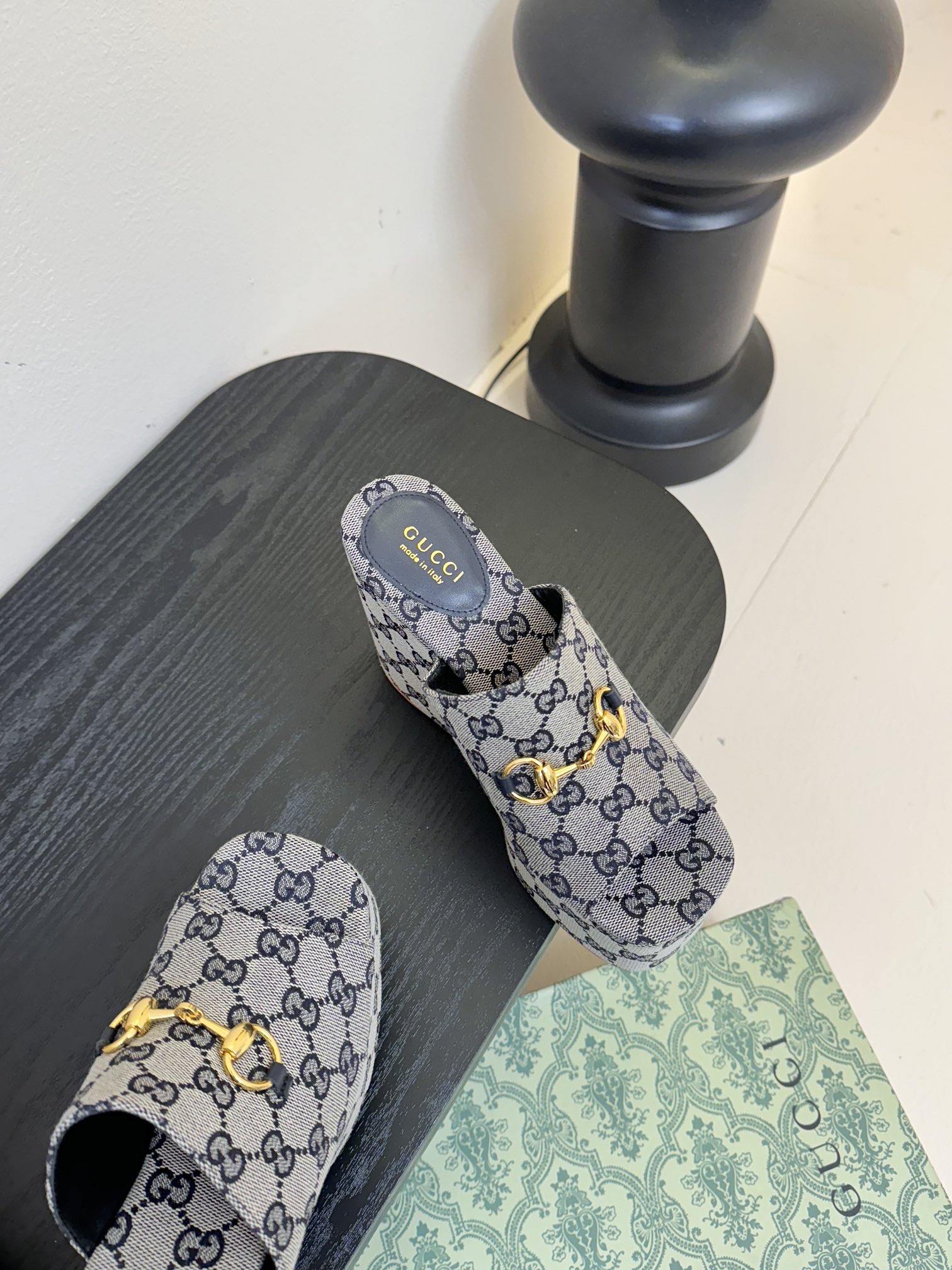 
GuccI古驰
经典双G钻扣老花厚底凉鞋系列
鞋面：品牌布料
内里：羊皮
大底：真皮大底
Size：3