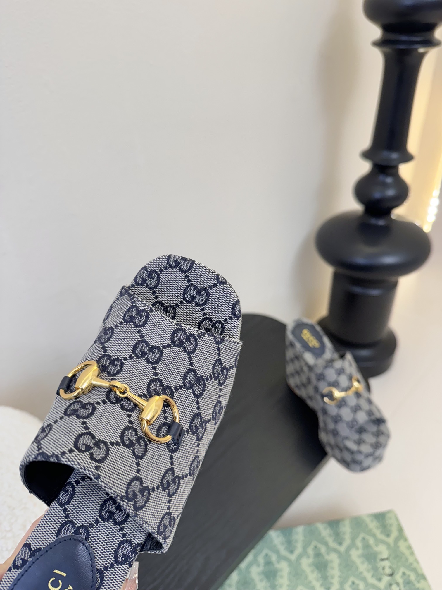 
GuccI古驰
经典双G钻扣老花厚底凉鞋系列
鞋面：品牌布料
内里：羊皮
大底：真皮大底
Size：3