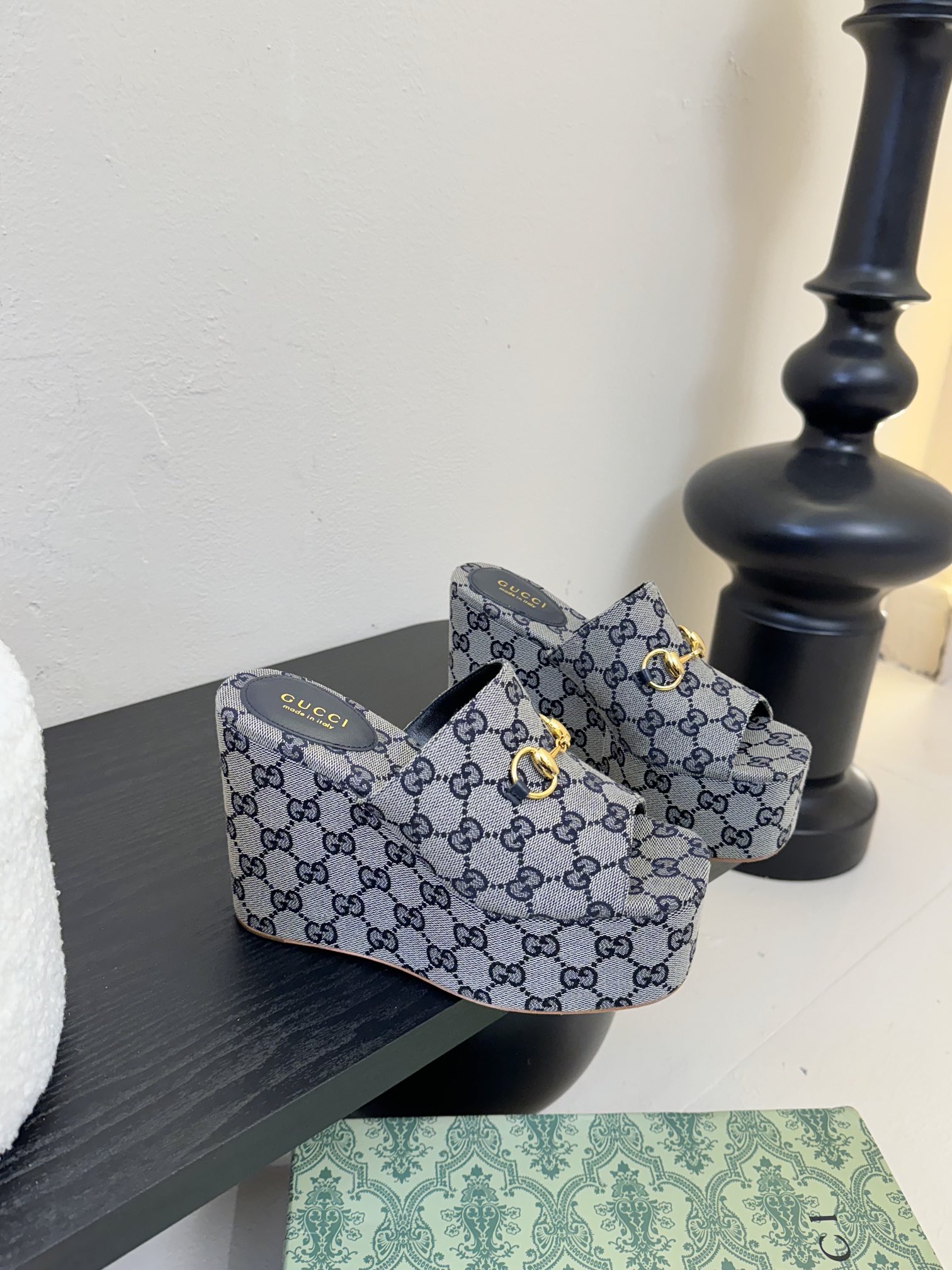 
GuccI古驰
经典双G钻扣老花厚底凉鞋系列
鞋面：品牌布料
内里：羊皮
大底：真皮大底
Size：3