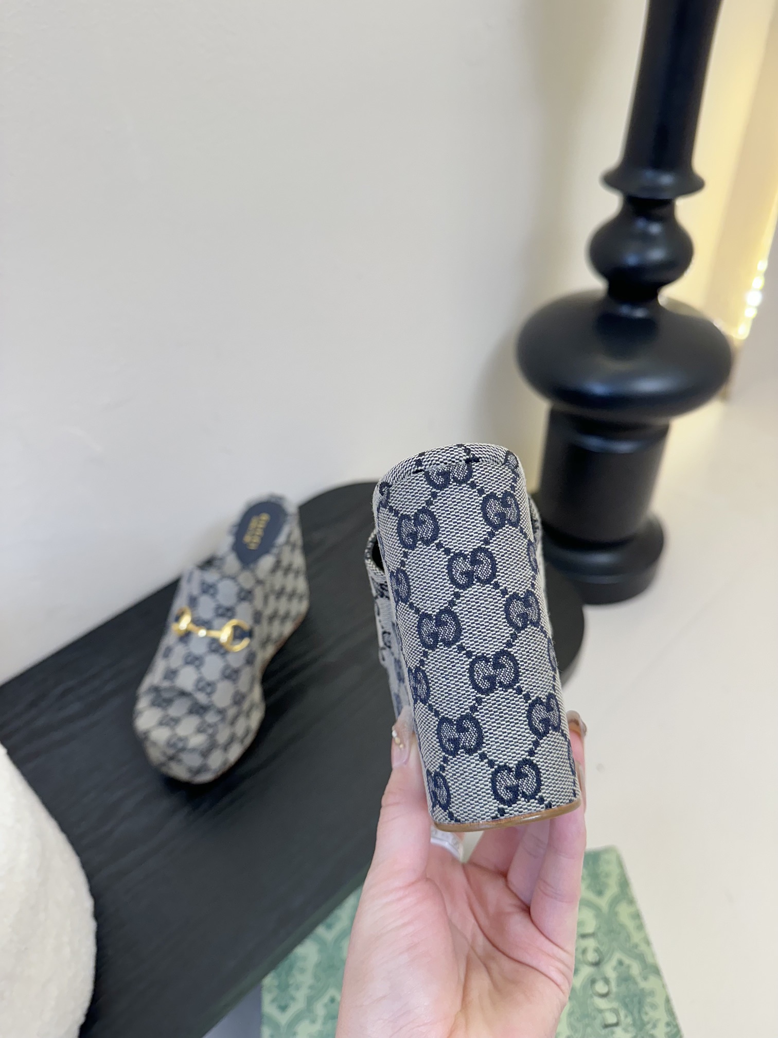 
GuccI古驰
经典双G钻扣老花厚底凉鞋系列
鞋面：品牌布料
内里：羊皮
大底：真皮大底
Size：3