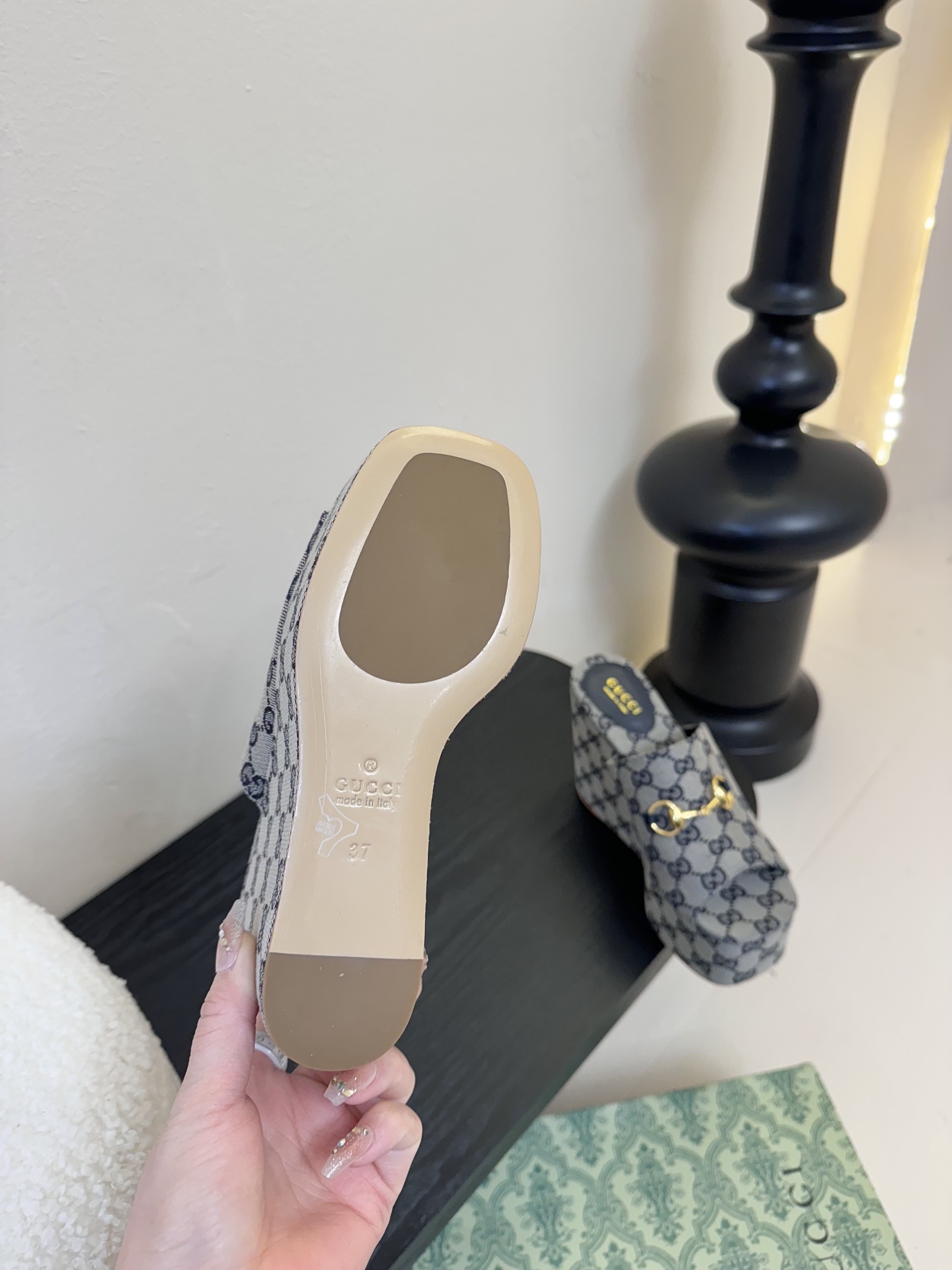 
GuccI古驰
经典双G钻扣老花厚底凉鞋系列
鞋面：品牌布料
内里：羊皮
大底：真皮大底
Size：3