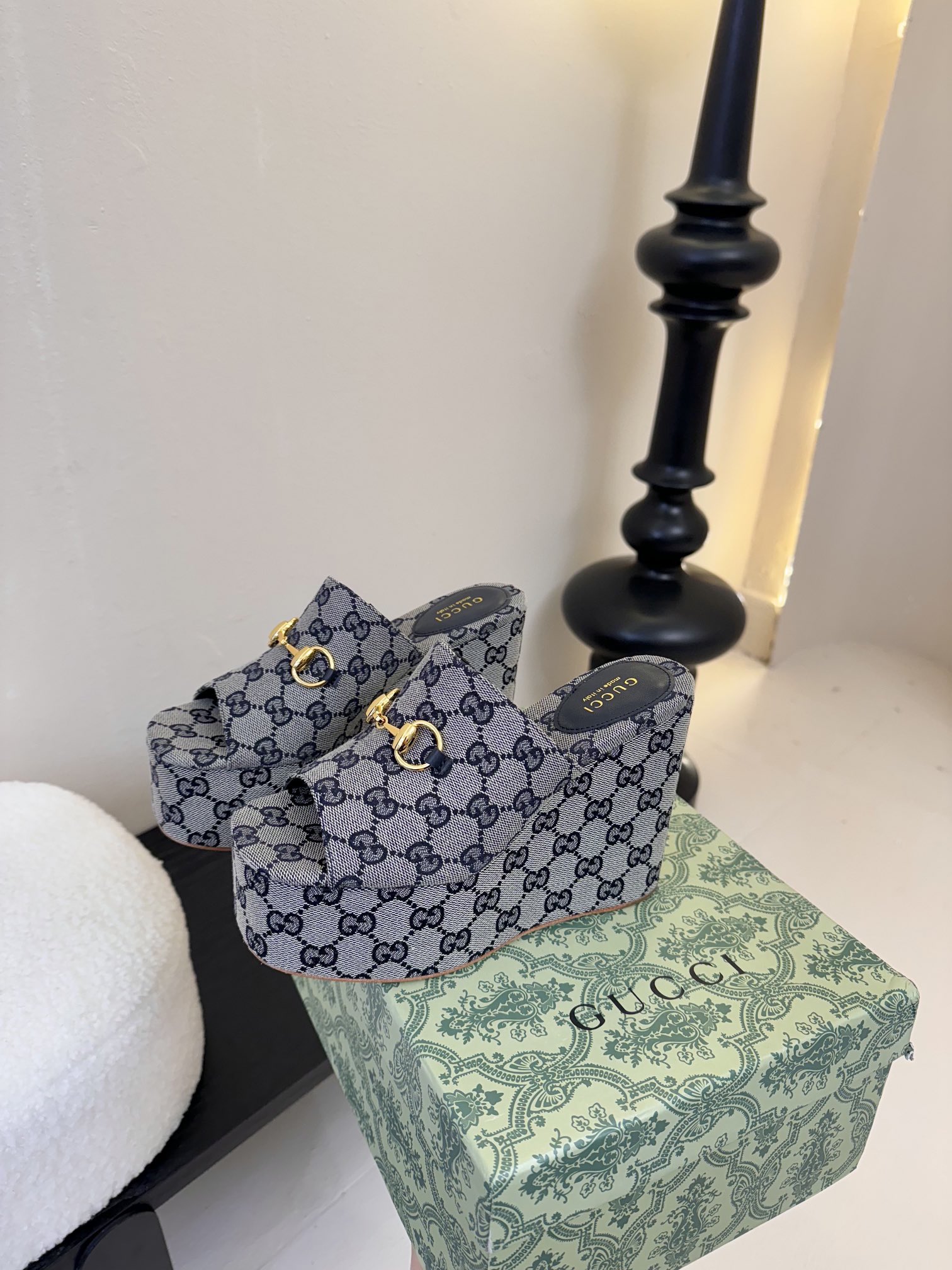 
GuccI古驰
经典双G钻扣老花厚底凉鞋系列
鞋面：品牌布料
内里：羊皮
大底：真皮大底
Size：3