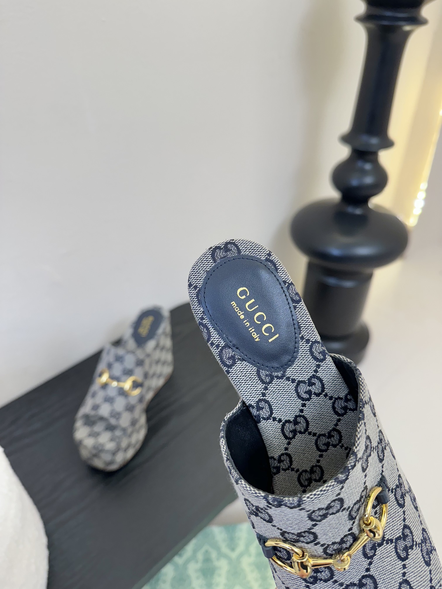 
GuccI古驰
经典双G钻扣老花厚底凉鞋系列
鞋面：品牌布料
内里：羊皮
大底：真皮大底
Size：3