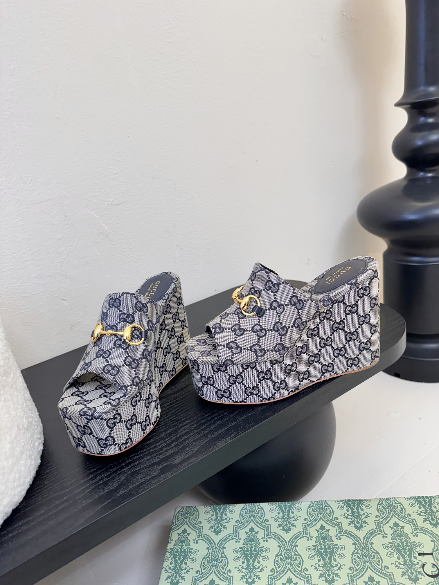 
GuccI古驰
经典双G钻扣老花厚底凉鞋系列
鞋面：品牌布料
内里：羊皮
大底：真皮大底
Size：3