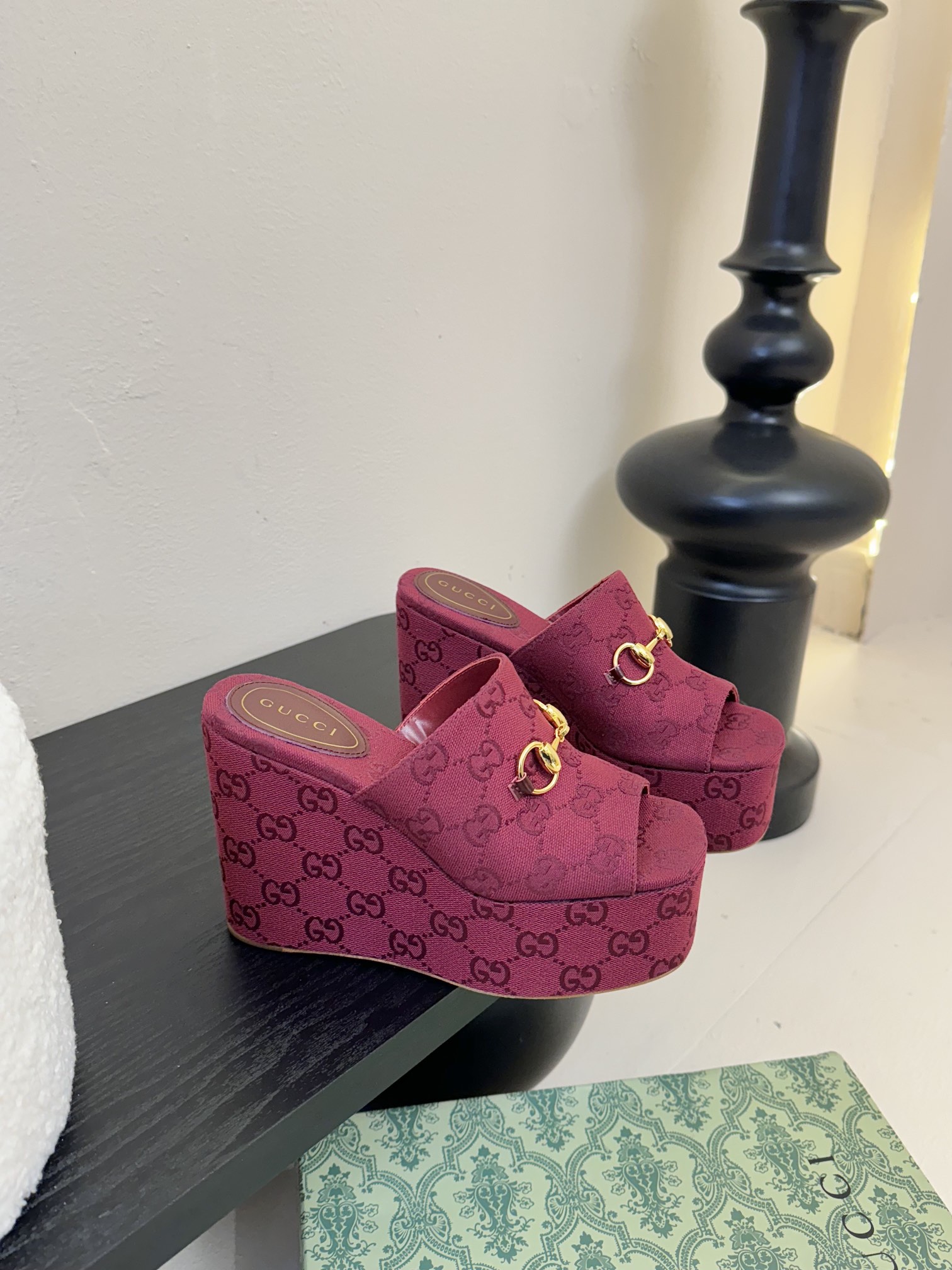 
GuccI古驰
经典双G钻扣老花厚底凉鞋系列
鞋面：品牌布料
内里：羊皮
大底：真皮大底
Size：3