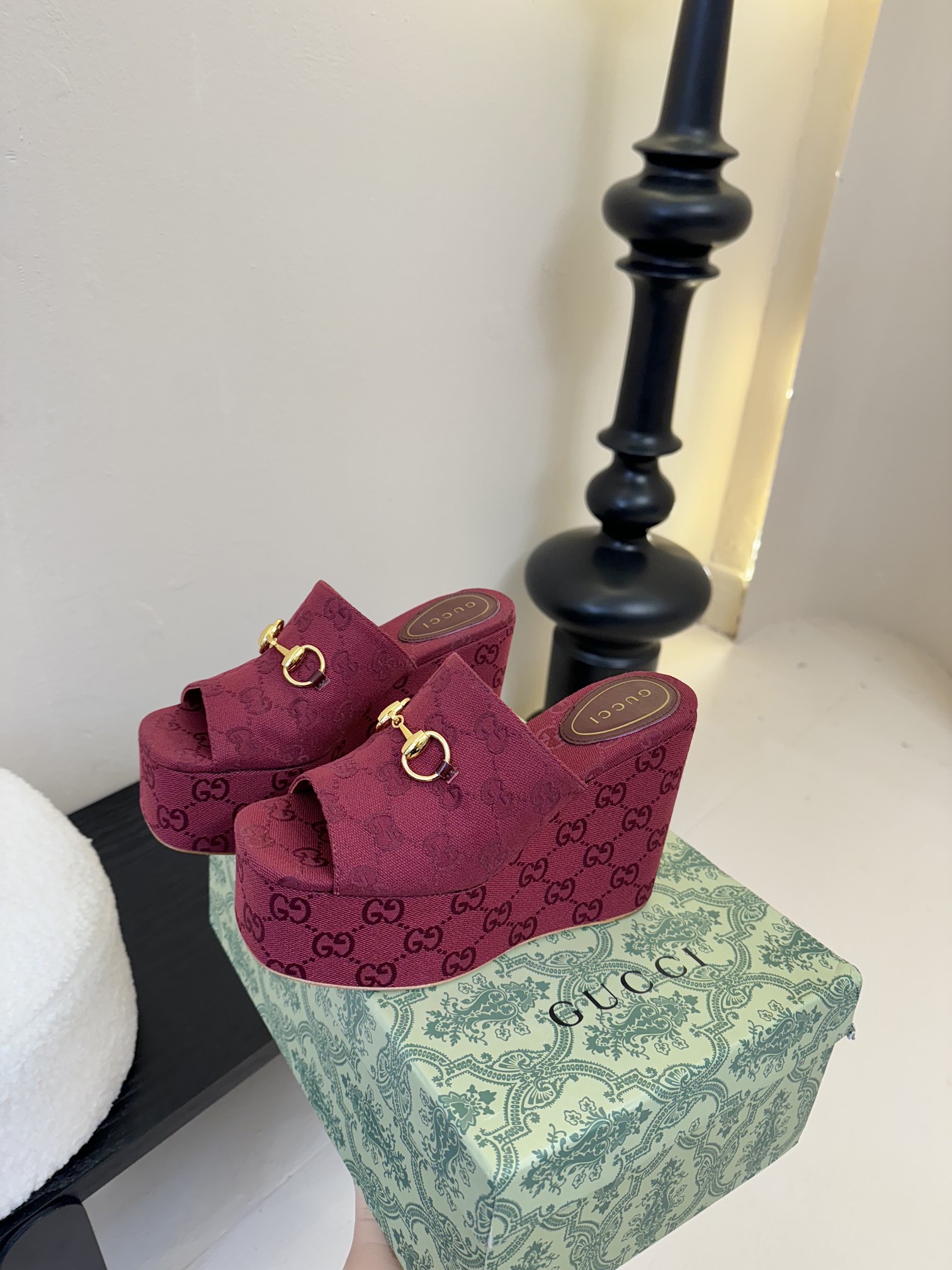 
GuccI古驰
经典双G钻扣老花厚底凉鞋系列
鞋面：品牌布料
内里：羊皮
大底：真皮大底
Size：3