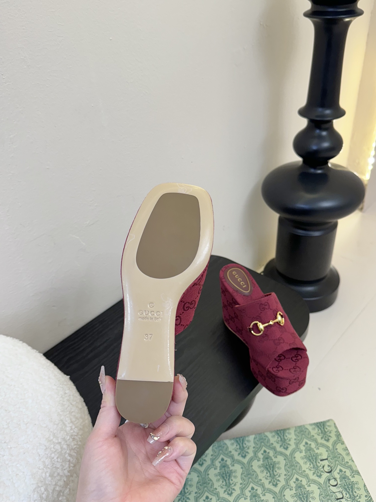 
GuccI古驰
经典双G钻扣老花厚底凉鞋系列
鞋面：品牌布料
内里：羊皮
大底：真皮大底
Size：3
