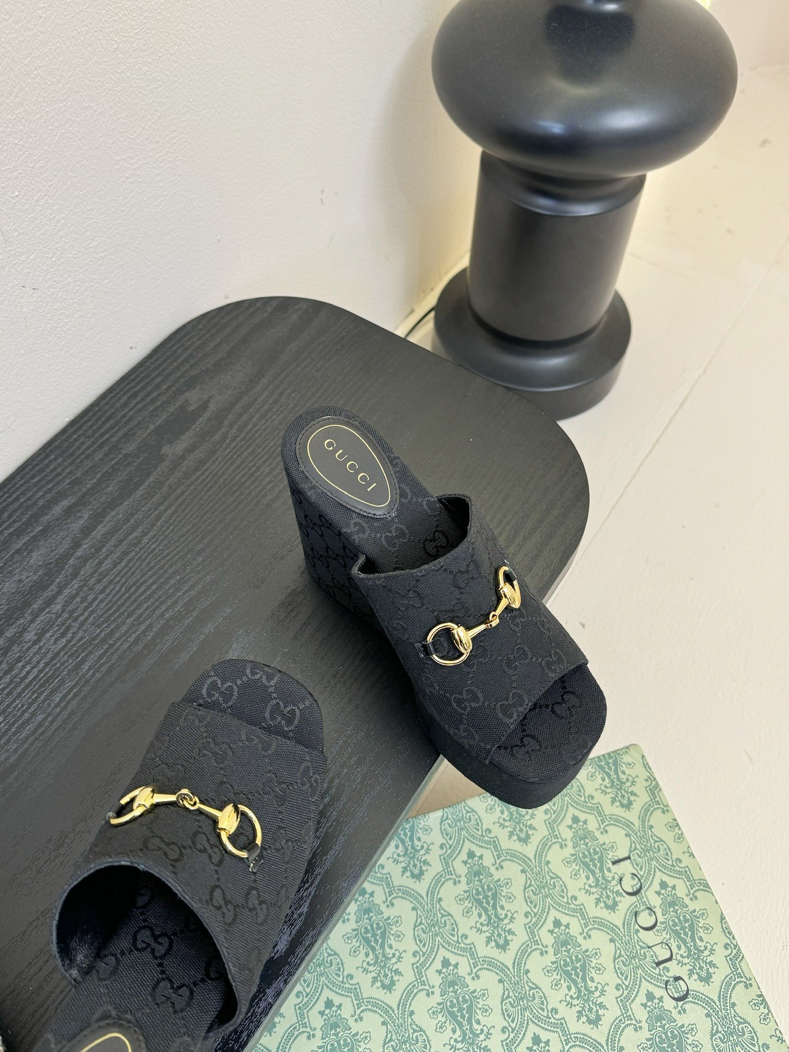 
GuccI古驰
经典双G钻扣老花厚底凉鞋系列
鞋面：品牌布料
内里：羊皮
大底：真皮大底
Size：3