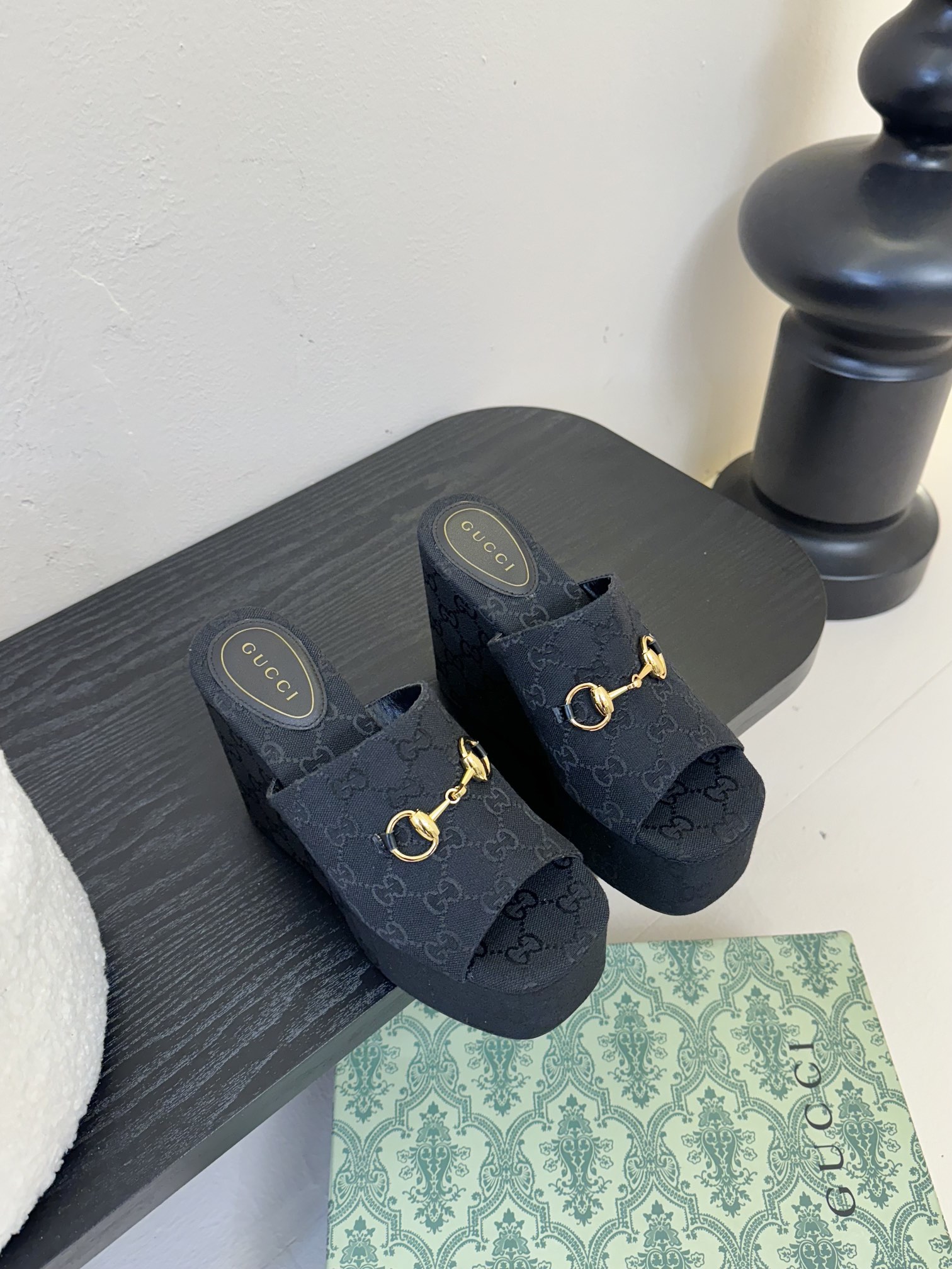 
GuccI古驰
经典双G钻扣老花厚底凉鞋系列
鞋面：品牌布料
内里：羊皮
大底：真皮大底
Size：3