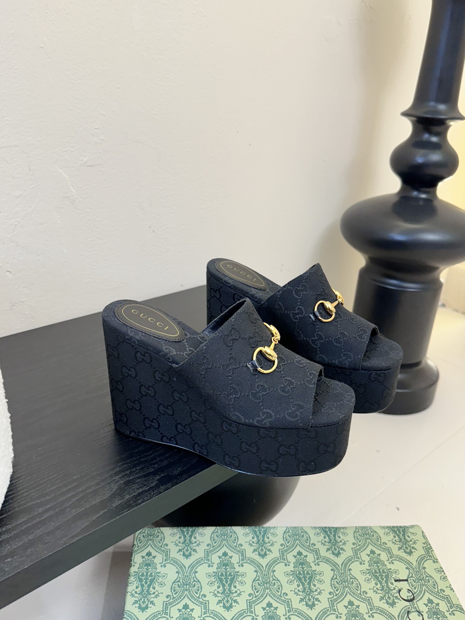 
GuccI古驰
经典双G钻扣老花厚底凉鞋系列
鞋面：品牌布料
内里：羊皮
大底：真皮大底
Size：3