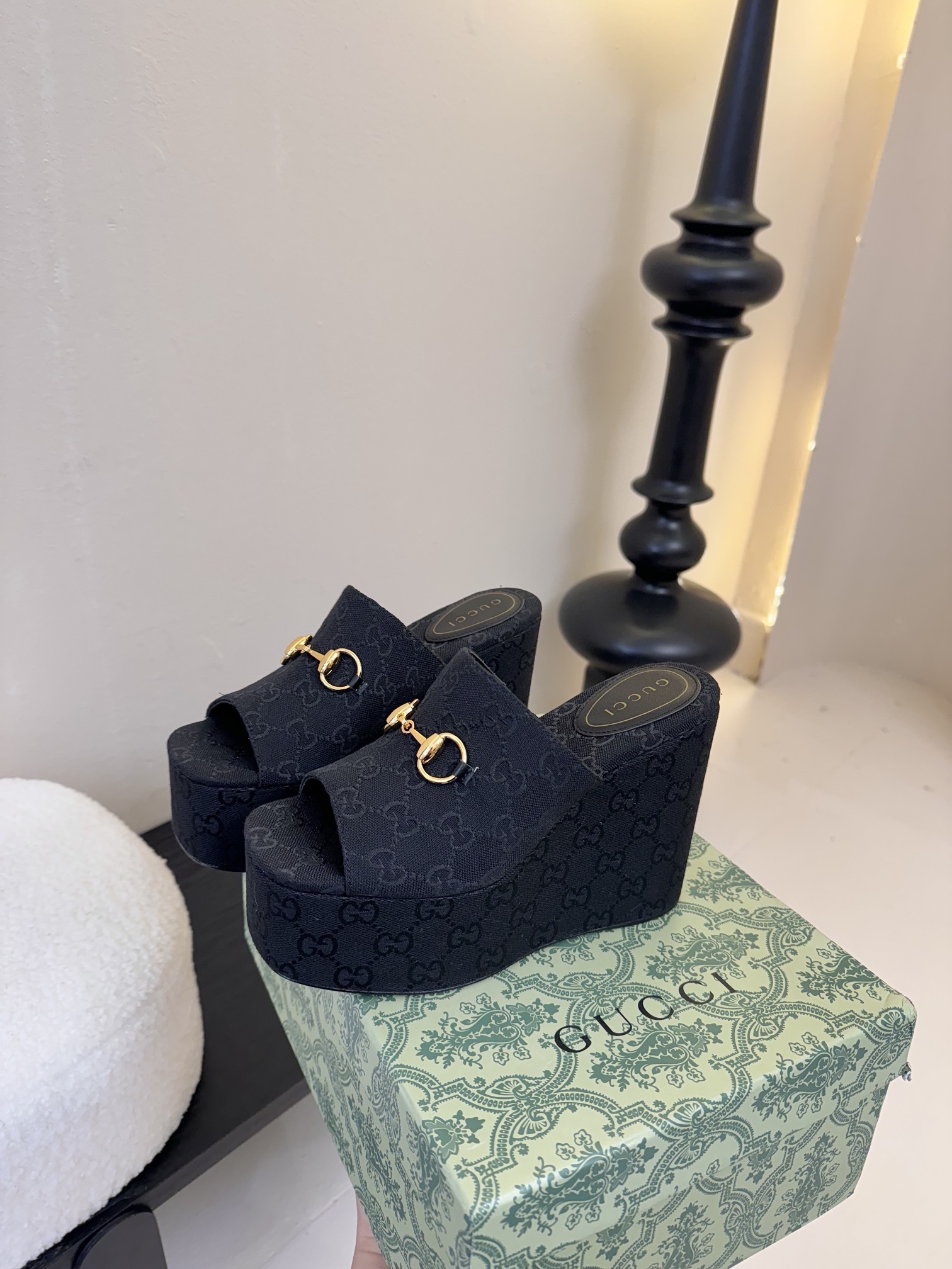 
GuccI古驰
经典双G钻扣老花厚底凉鞋系列
鞋面：品牌布料
内里：羊皮
大底：真皮大底
Size：3