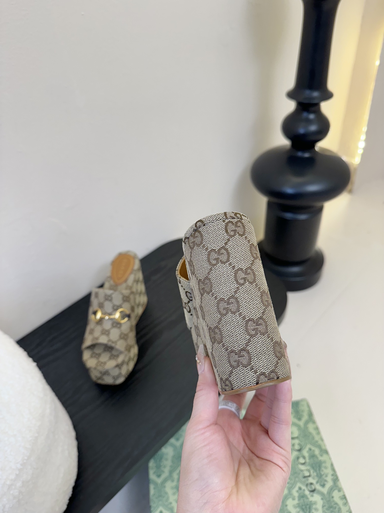 
GuccI古驰
经典双G钻扣老花厚底凉鞋系列
鞋面：品牌布料
内里：羊皮
大底：真皮大底
Size：3