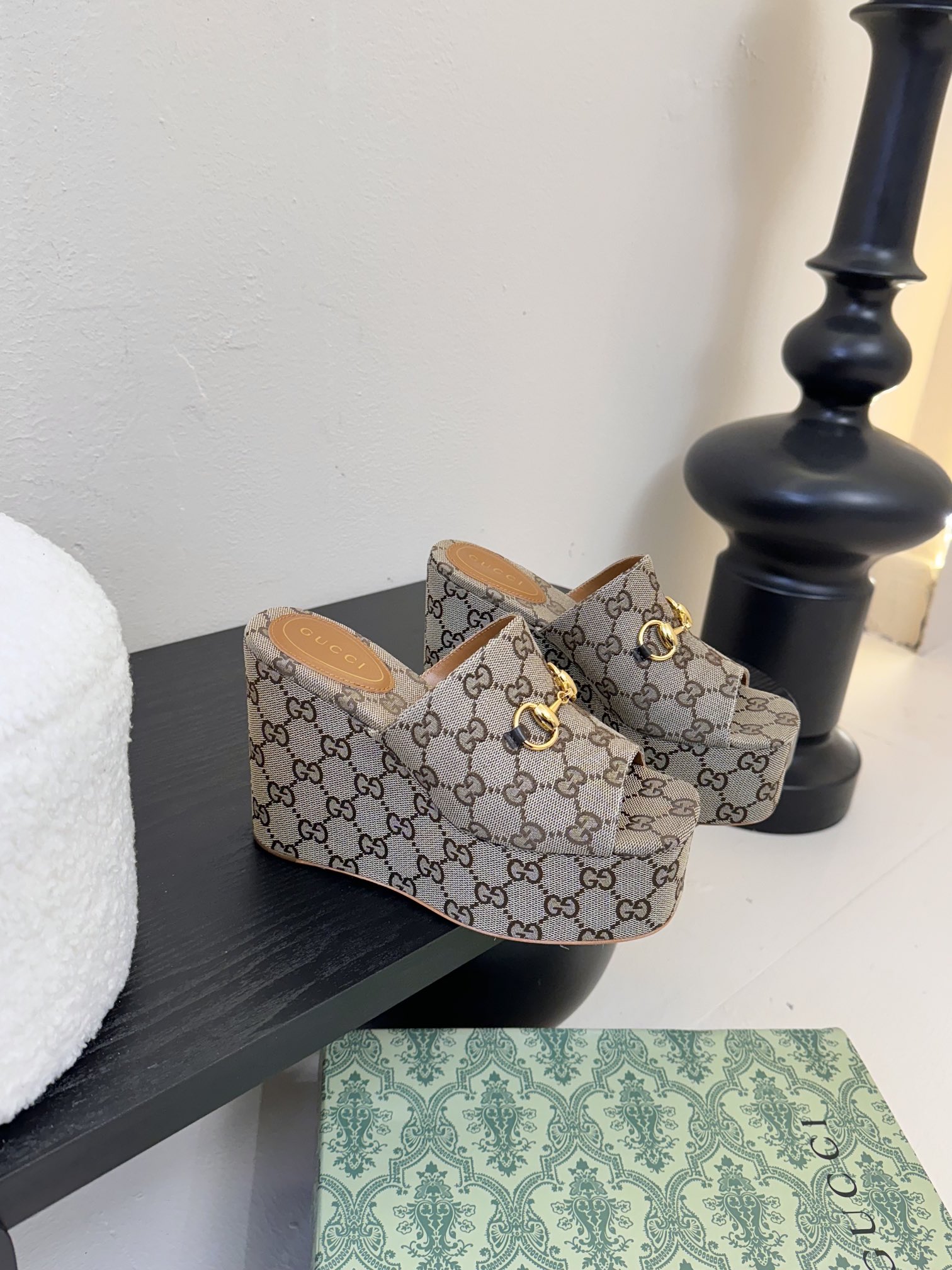 
GuccI古驰
经典双G钻扣老花厚底凉鞋系列
鞋面：品牌布料
内里：羊皮
大底：真皮大底
Size：3