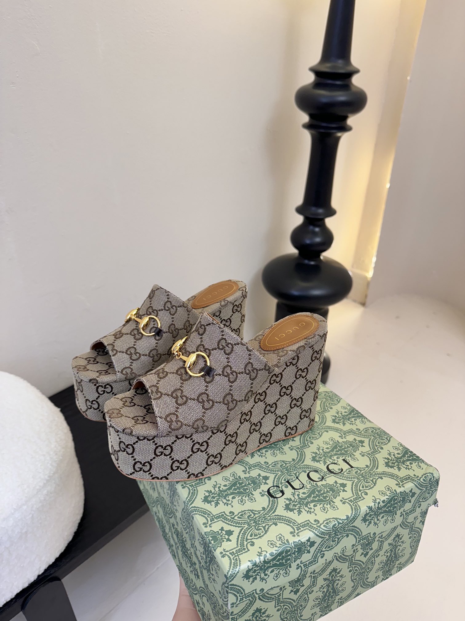 
GuccI古驰
经典双G钻扣老花厚底凉鞋系列
鞋面：品牌布料
内里：羊皮
大底：真皮大底
Size：3