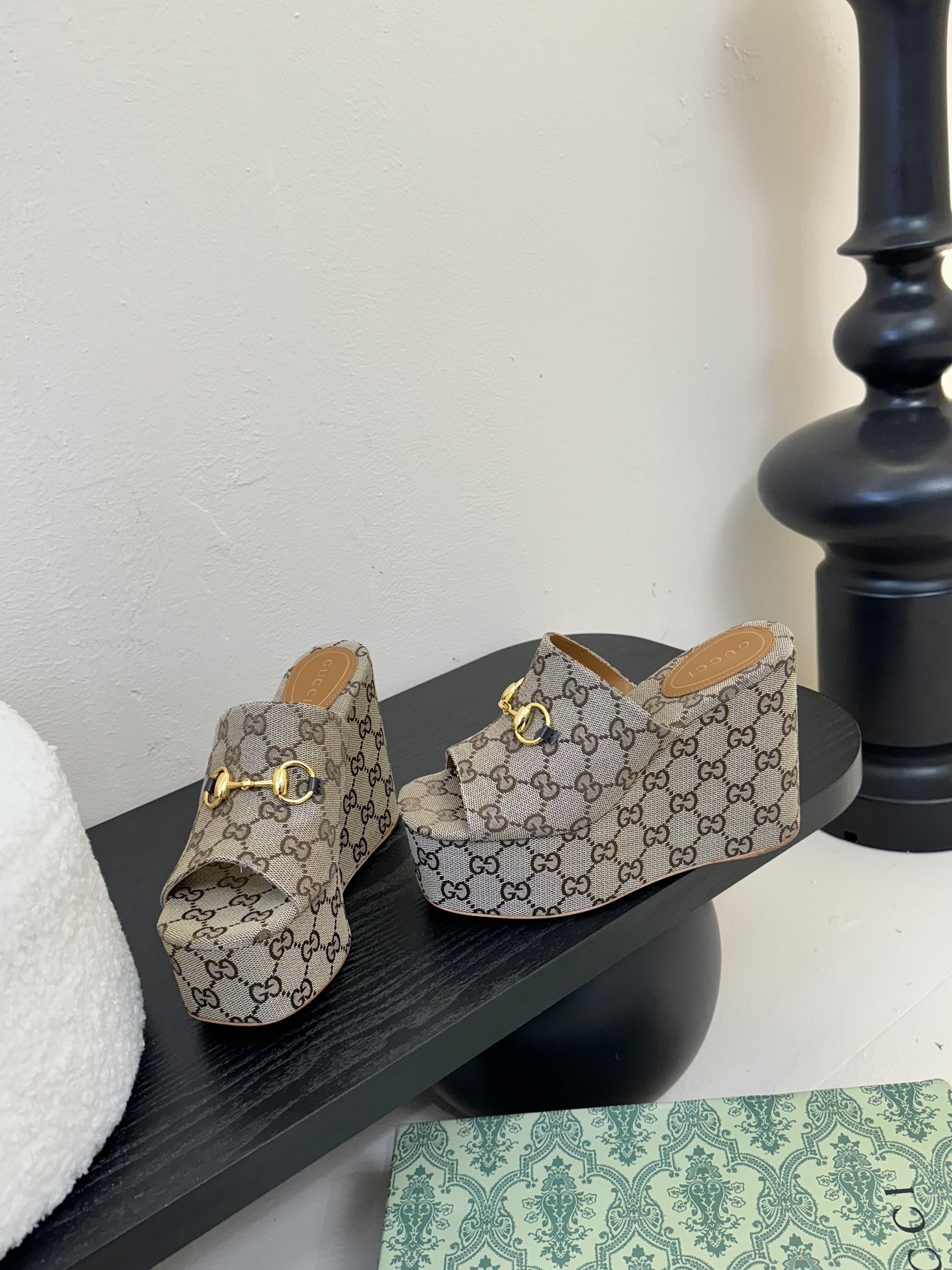 
GuccI古驰
经典双G钻扣老花厚底凉鞋系列
鞋面：品牌布料
内里：羊皮
大底：真皮大底
Size：3