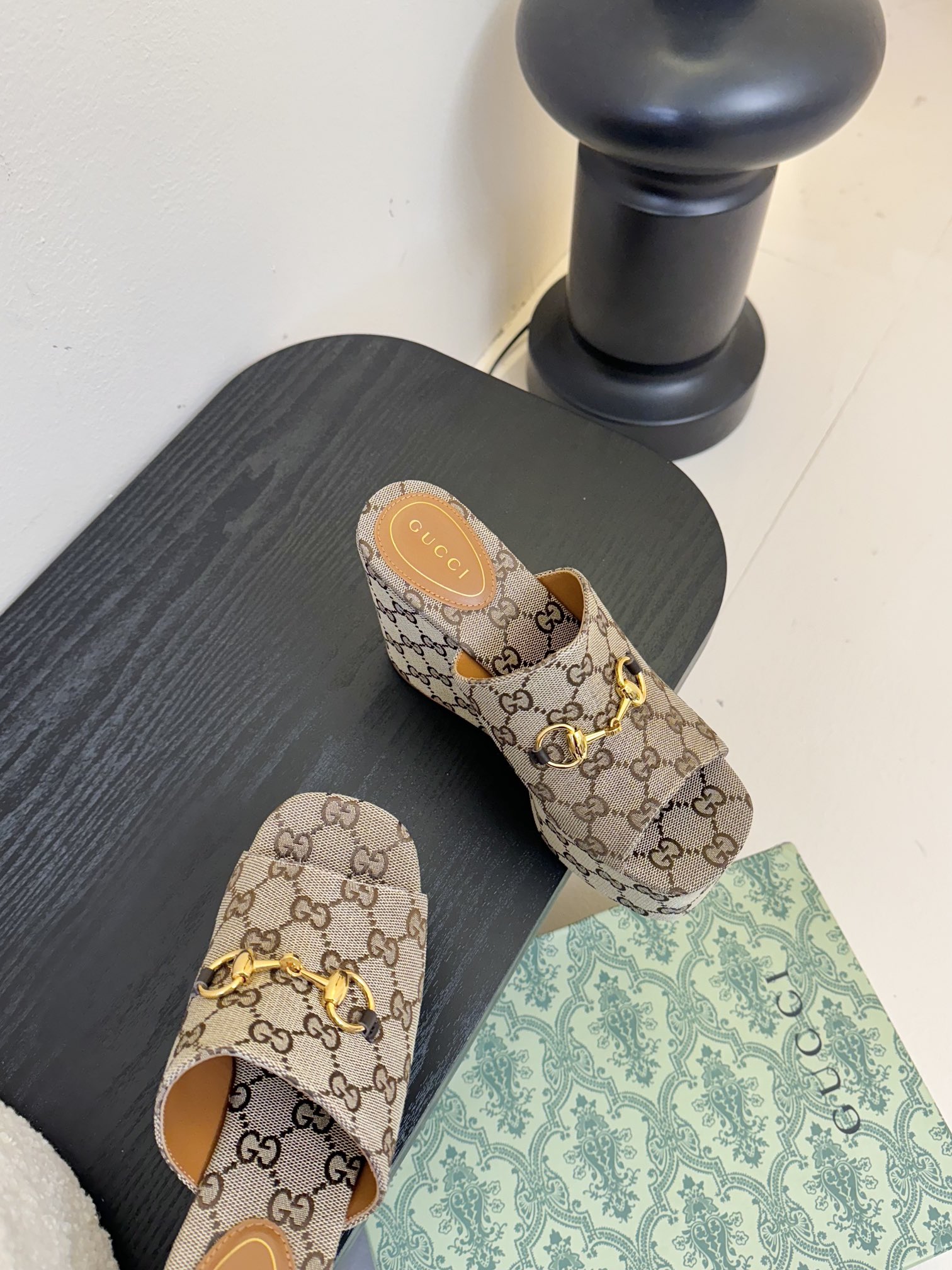 
GuccI古驰
经典双G钻扣老花厚底凉鞋系列
鞋面：品牌布料
内里：羊皮
大底：真皮大底
Size：3