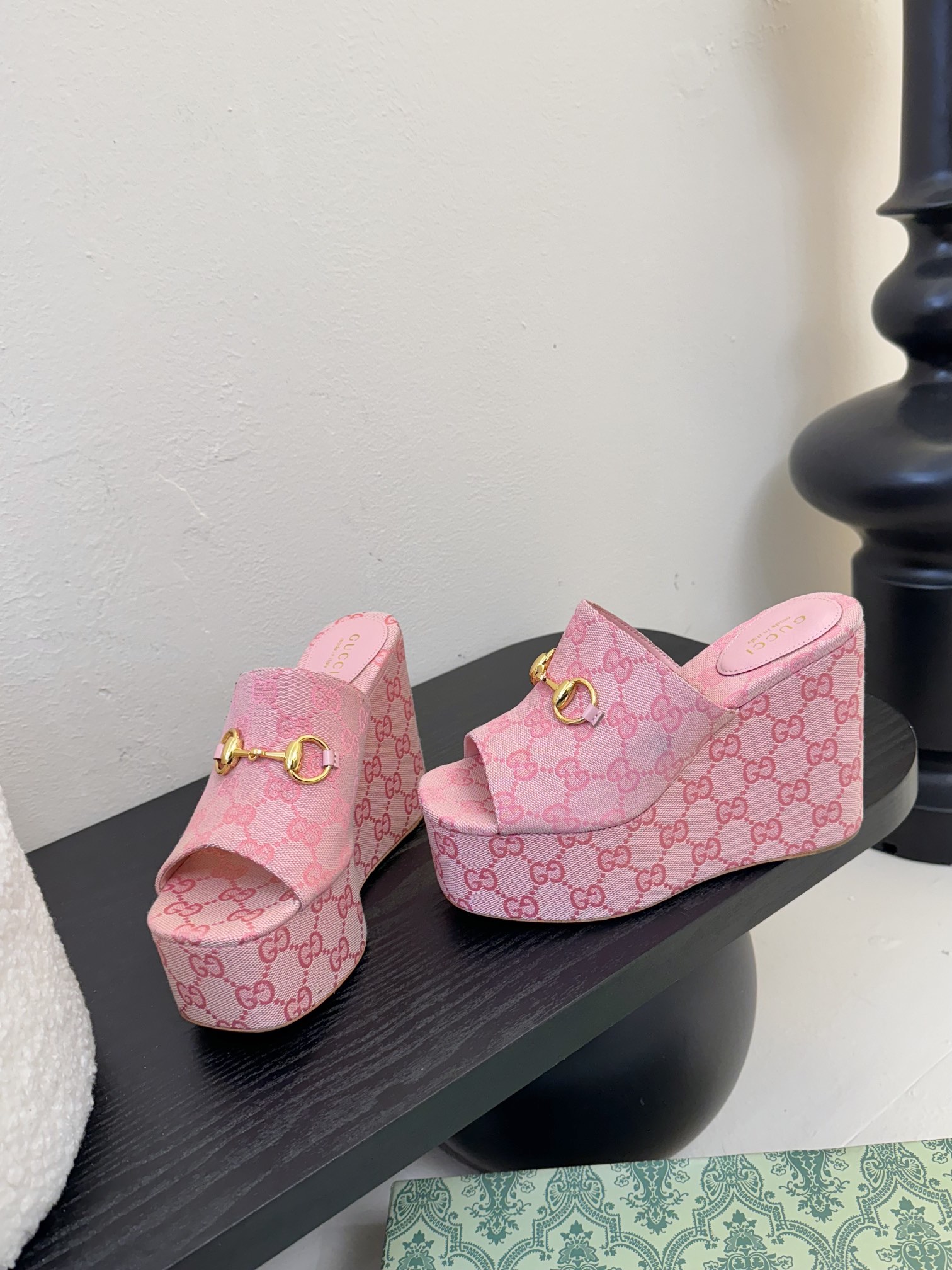 
GuccI古驰
经典双G钻扣老花厚底凉鞋系列
鞋面：品牌布料
内里：羊皮
大底：真皮大底
Size：3